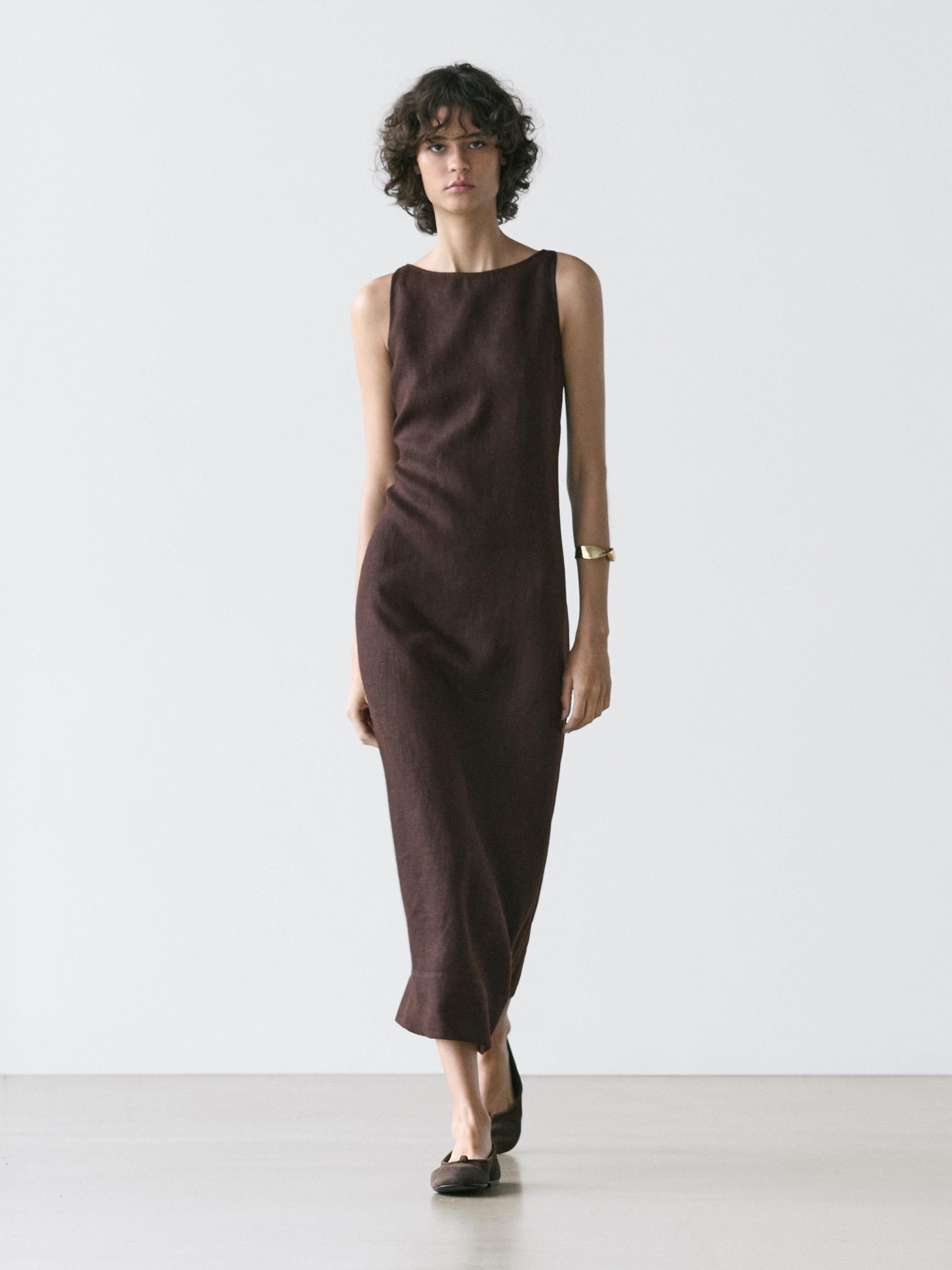 Conjunto de vestido midi halter color chocolate, sin mangas, corte recto.