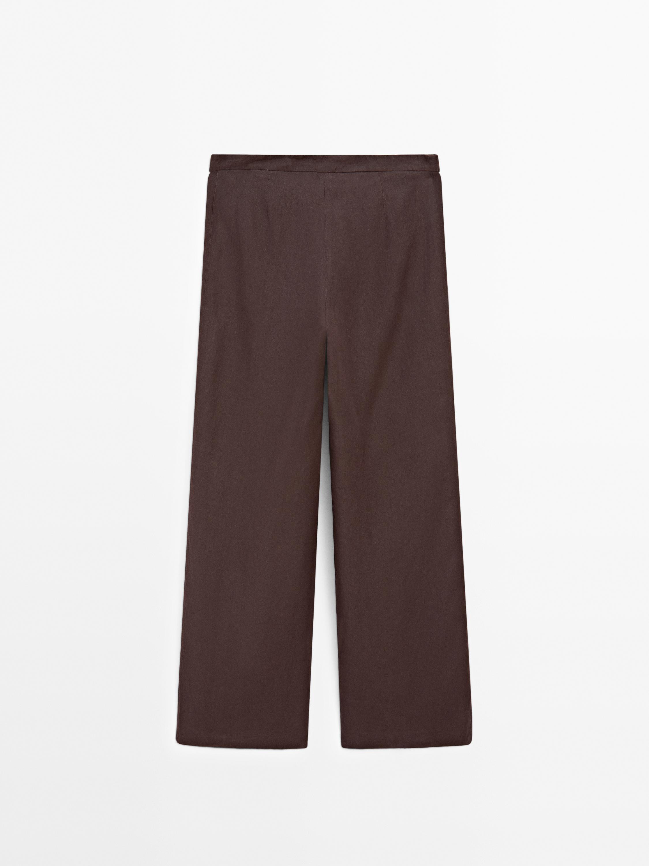 منظر أمامي لبنطلون بني واسع الساق.