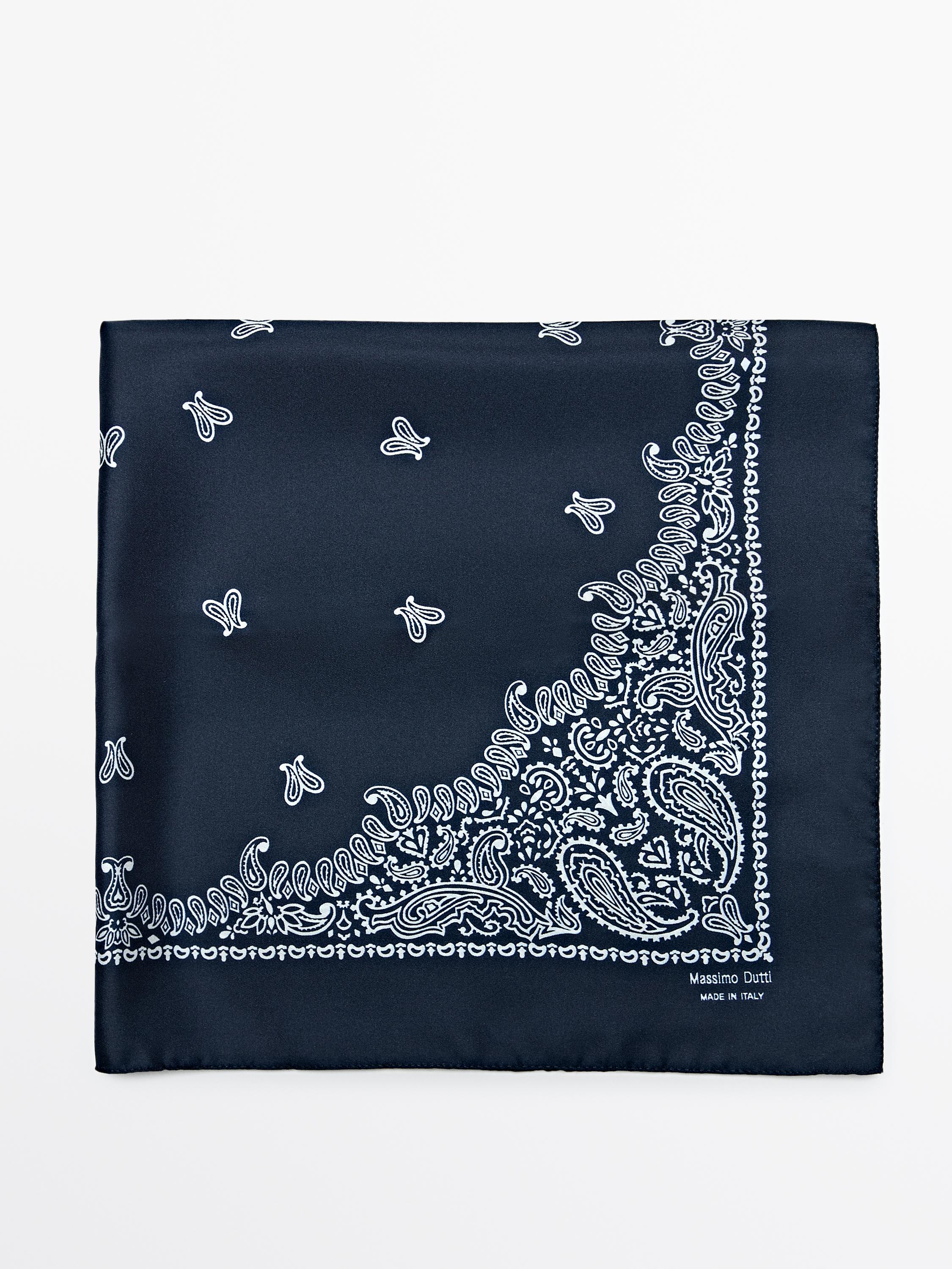 Vorderansicht eines marineblauen Halstuchs mit weißem Paisley-Muster und dem Text „Made in Italy“ in der Ecke. Maße: 60 x 60 cm.