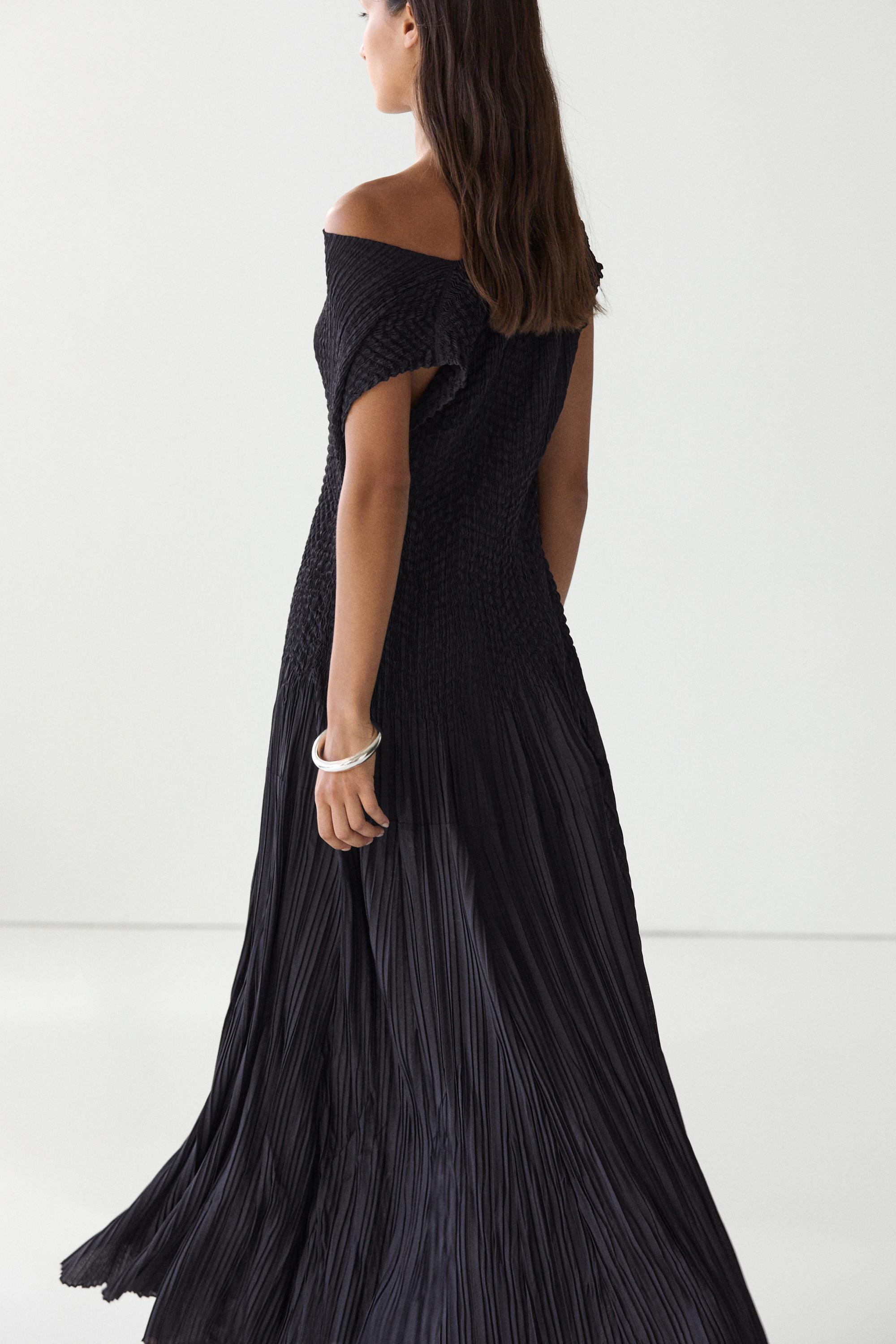 Long flowing dress with gathered detail — DARK NAVY