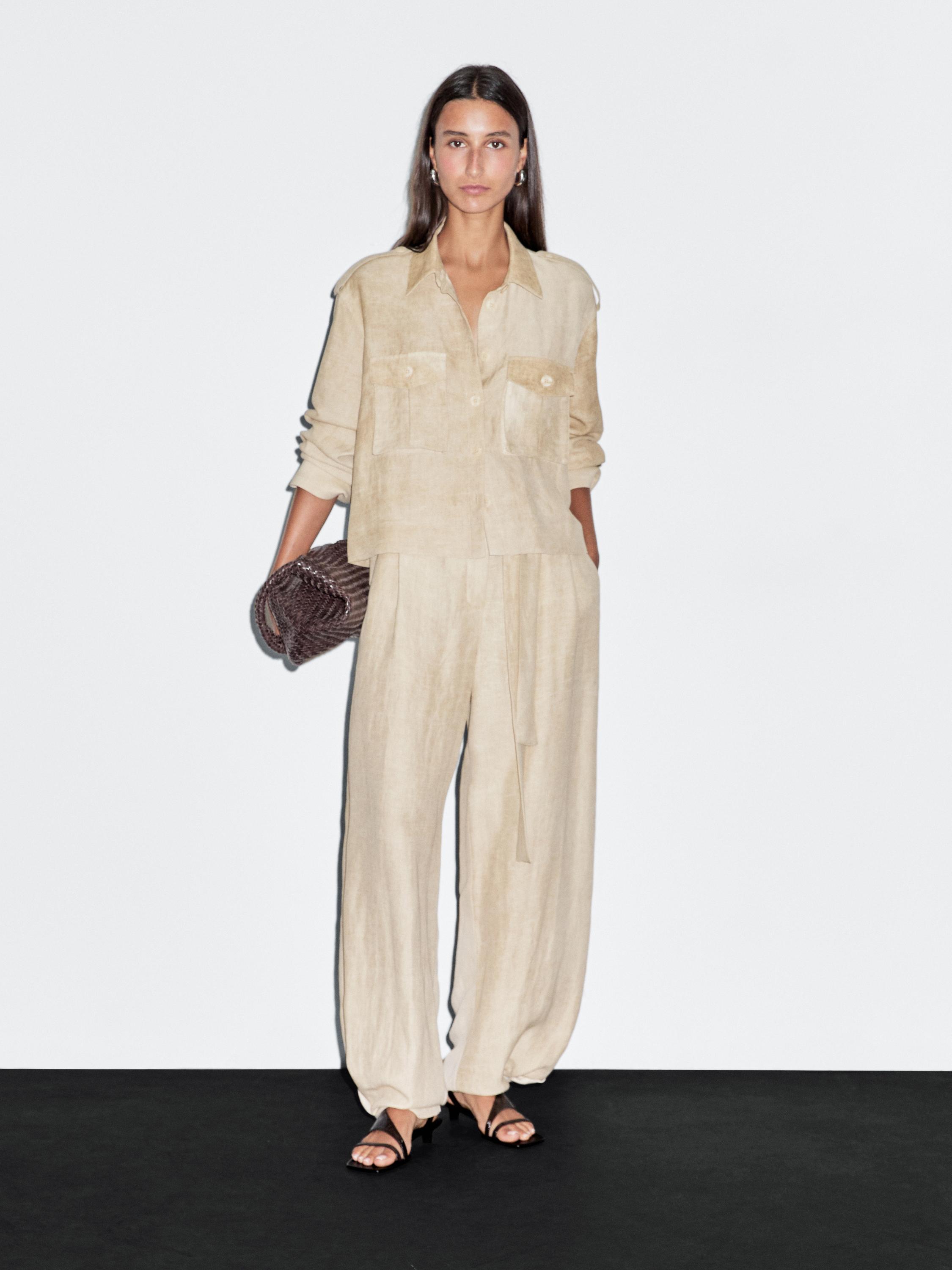 Ensemble chemise sable avec poches frontales et pantalon large assorti avec ceinture, les deux avec une coupe décontractée.