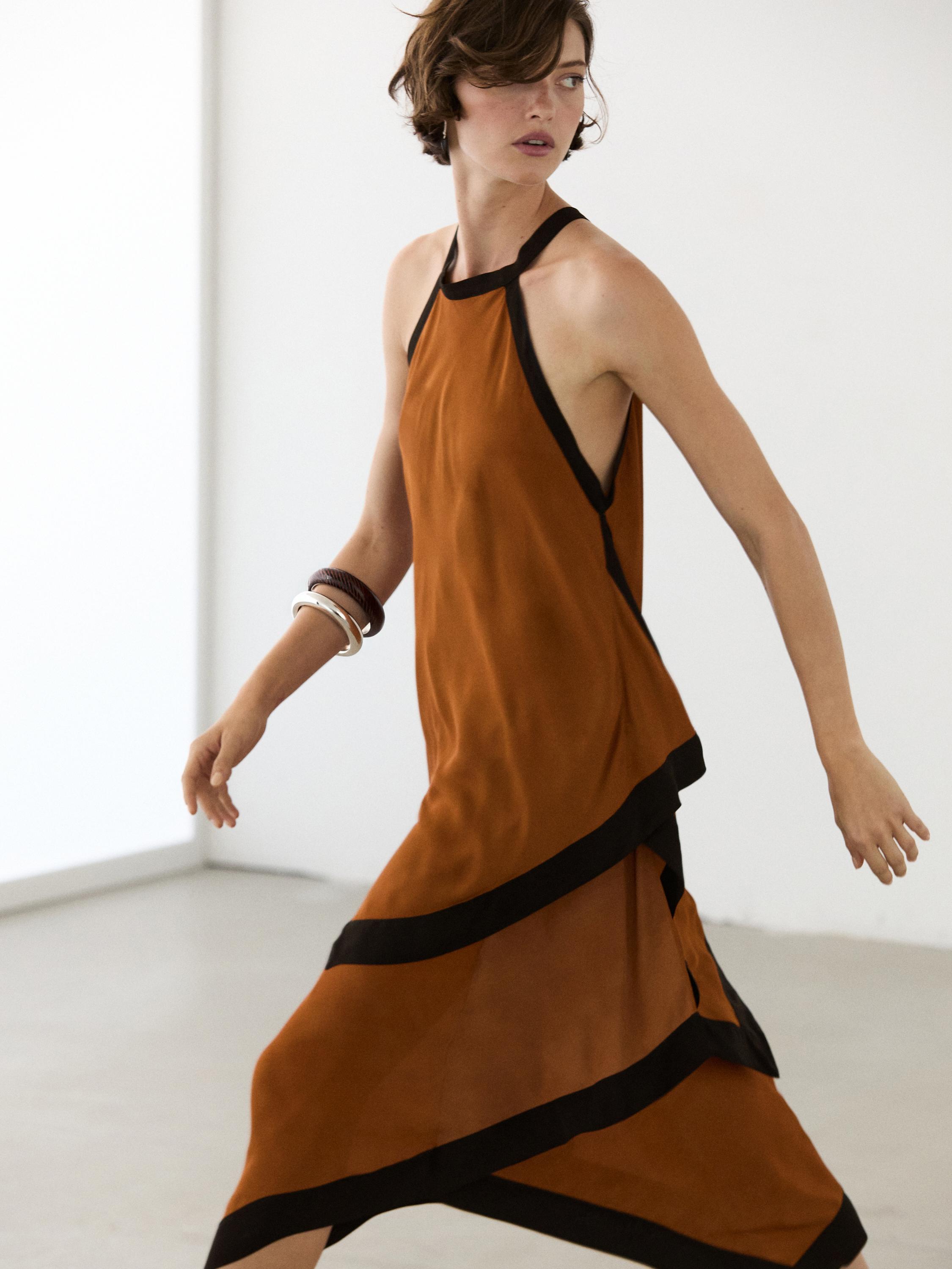 Gaun midi dengan lapisan kontras