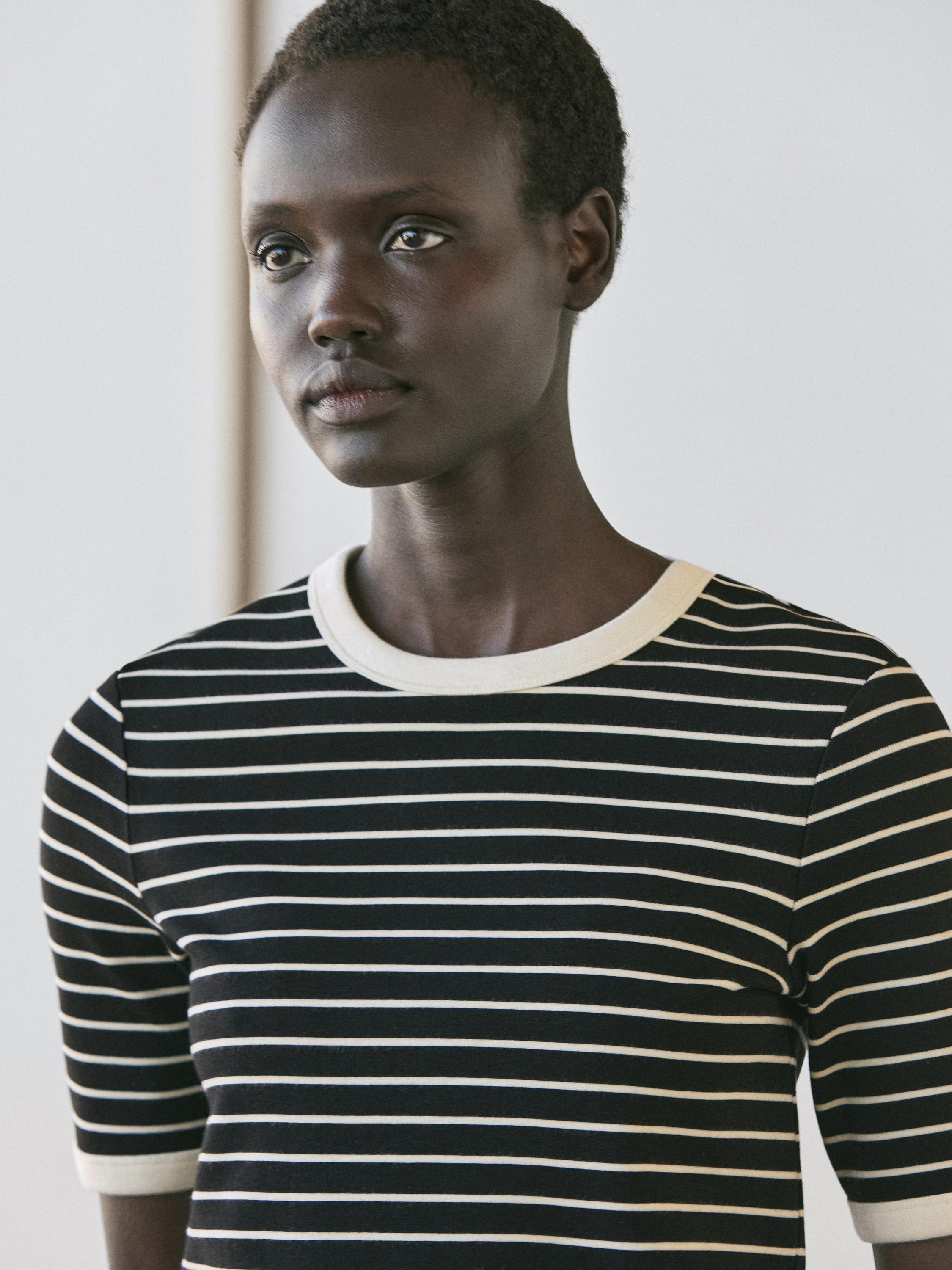 Short sleeve T-shirt with contrast stripes — BLACK
