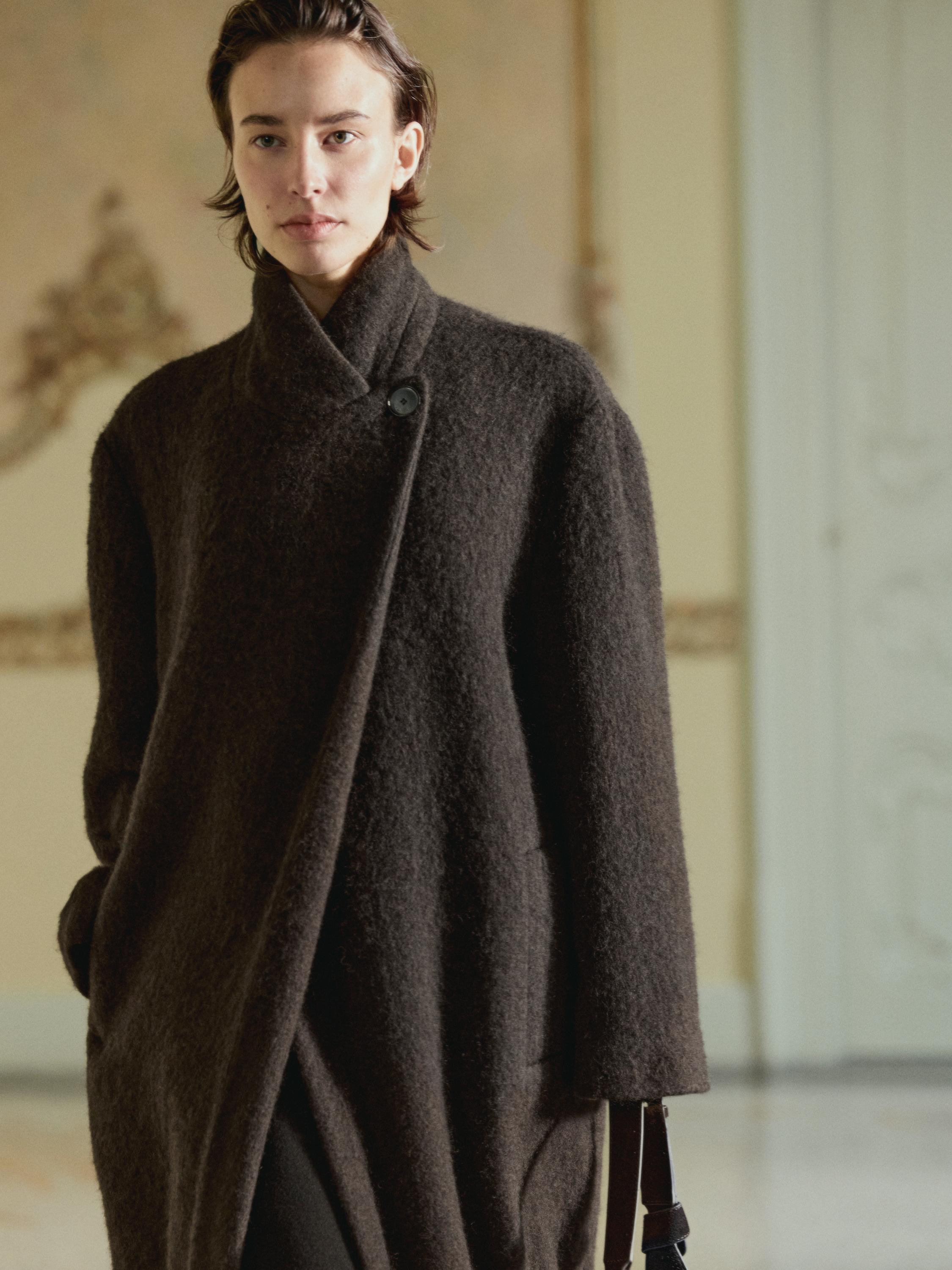 معطف طويل بياقة عريضة ومظهر مصقول