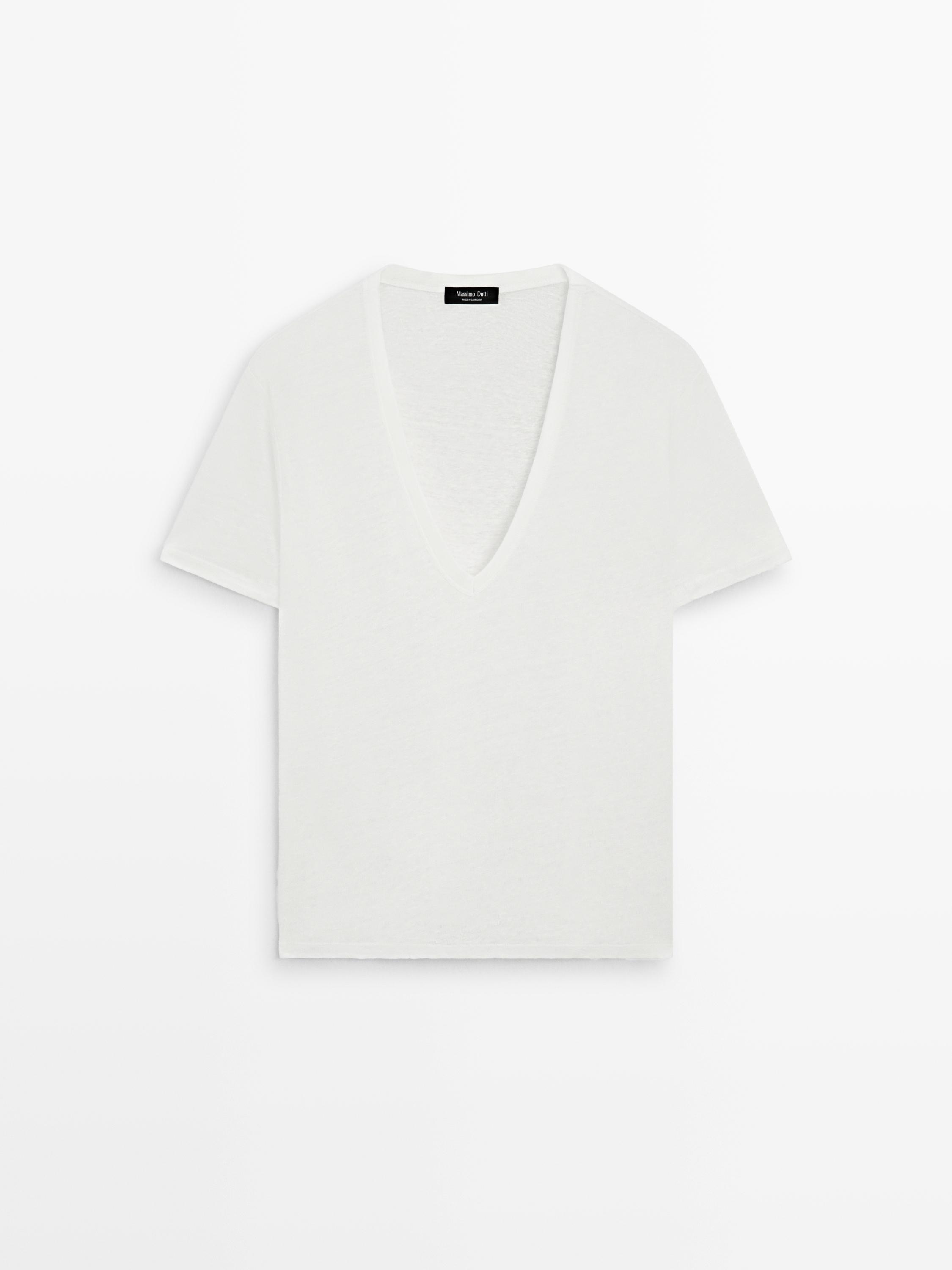 Vue de face d'un t-shirt blanc cassé à manches courtes et col en V.