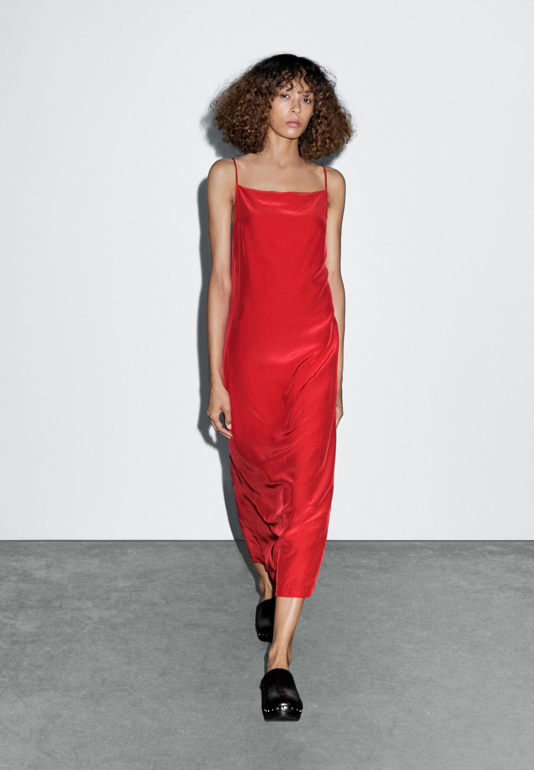 Midi šaty s hranatým výstrihom