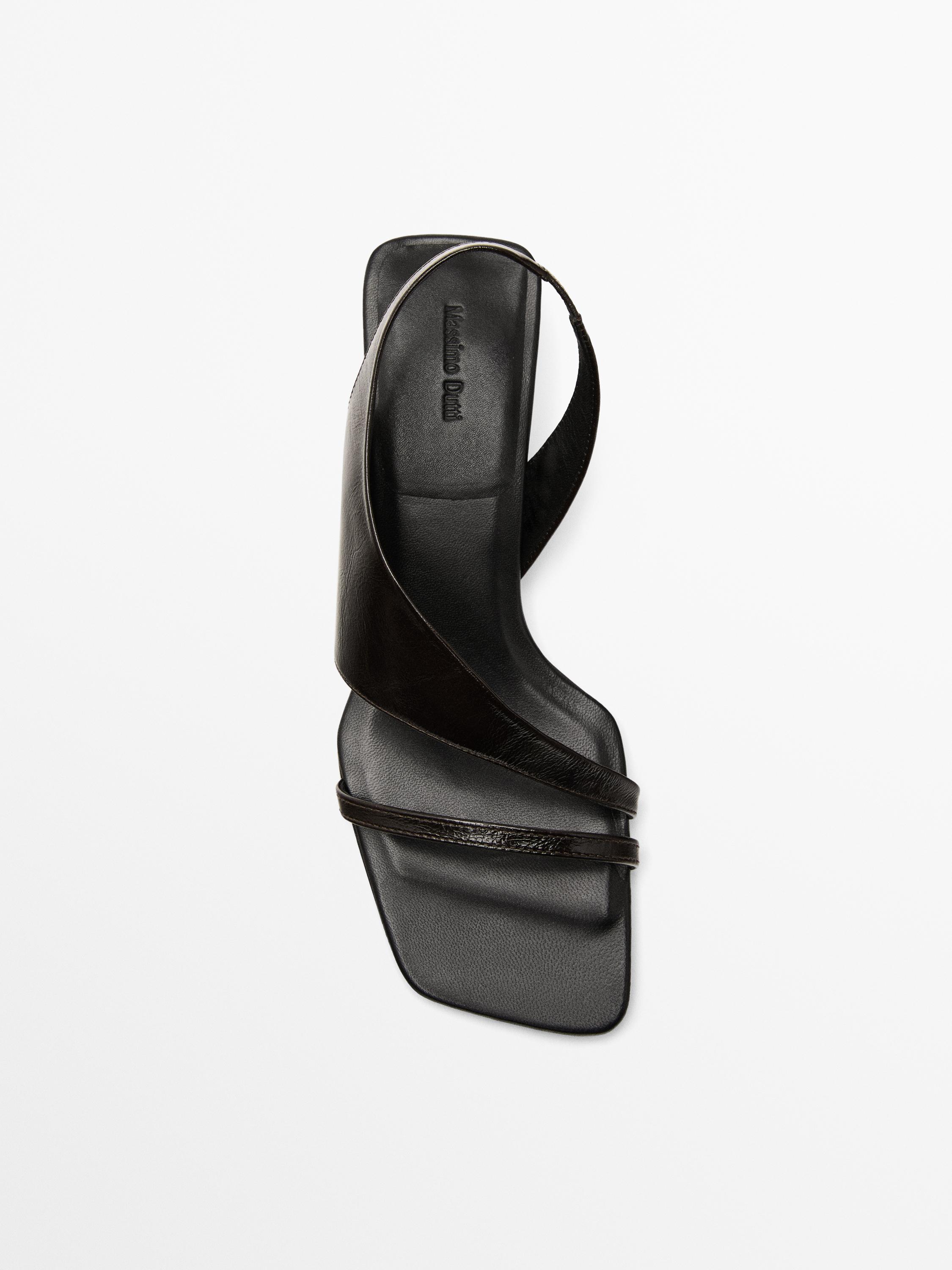 Sandalia asimetriko takoidunak