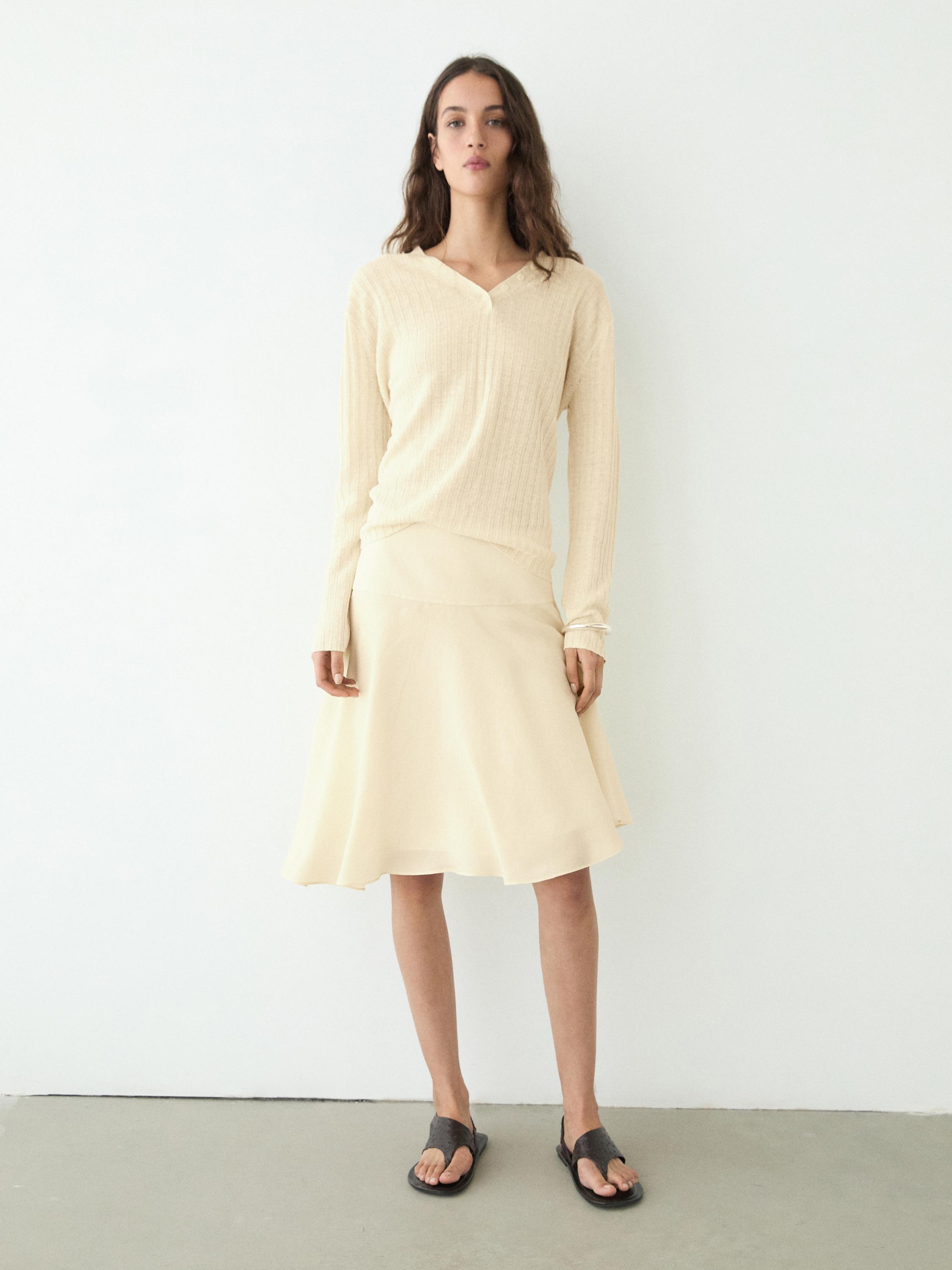 Soepelvallende asymmetrische halflange rok