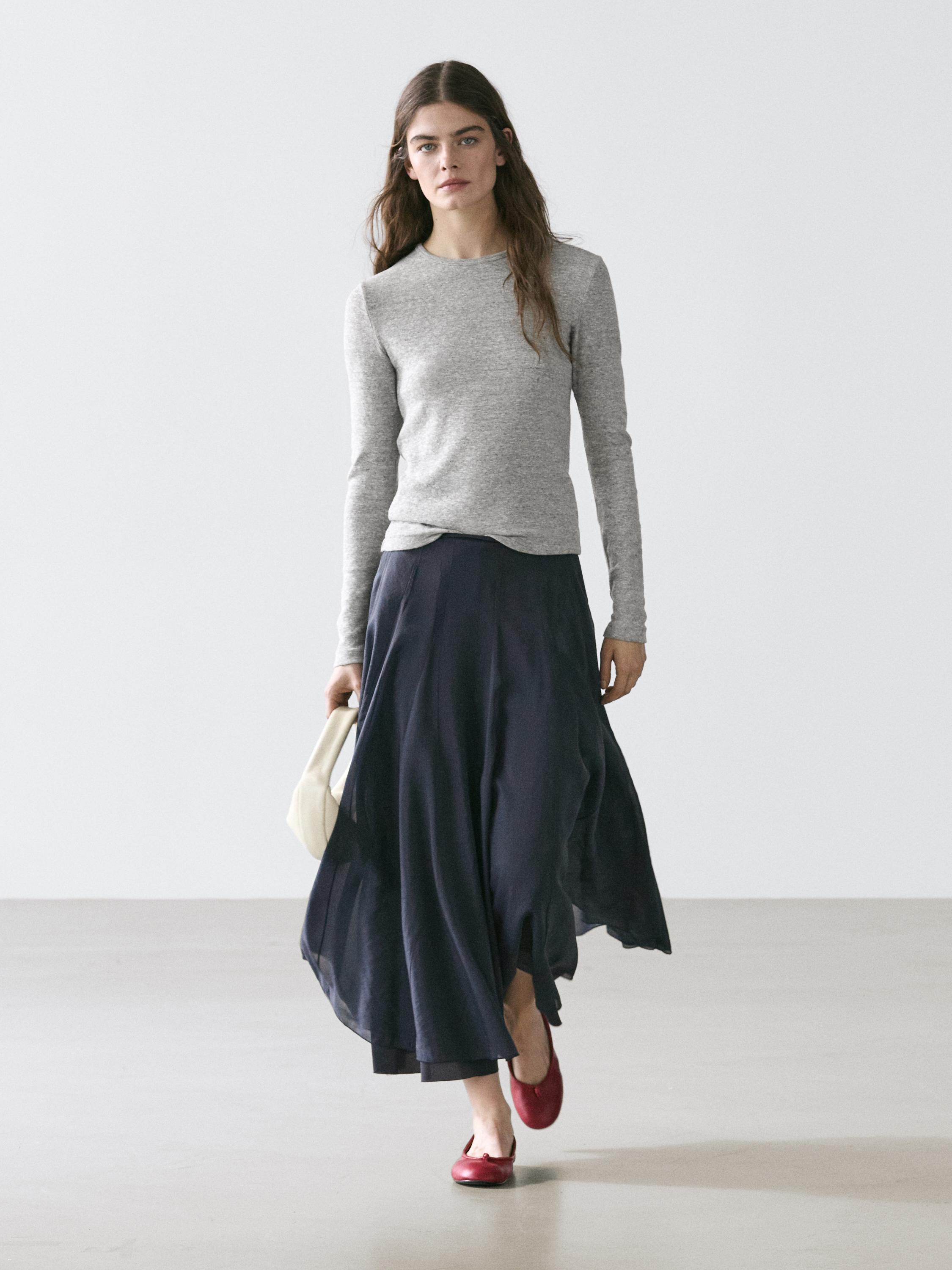 Dark blue midi skirt set with drawstrings and a long-sleeved gray t-shirt.