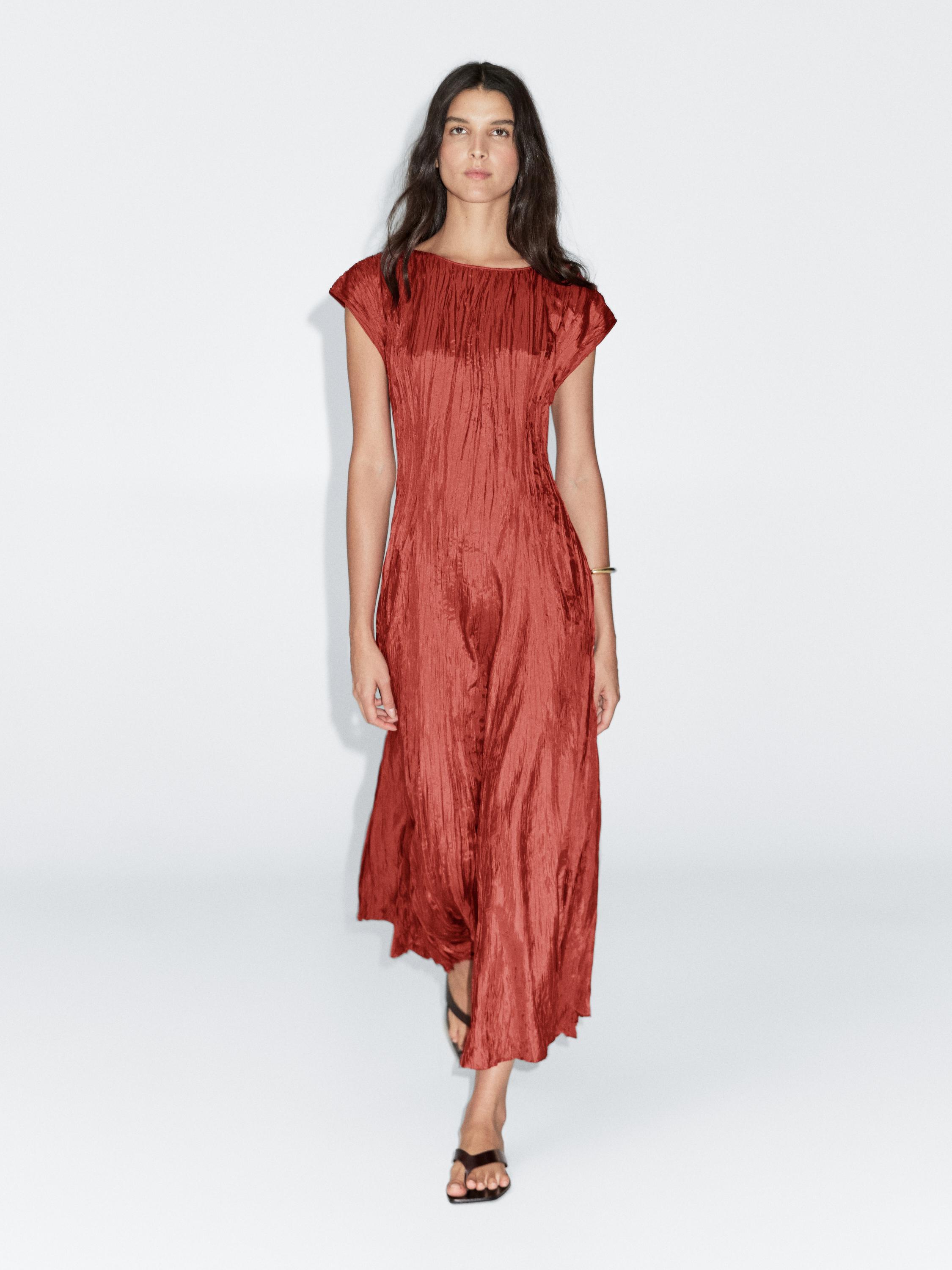 Robe longue plissée satinée