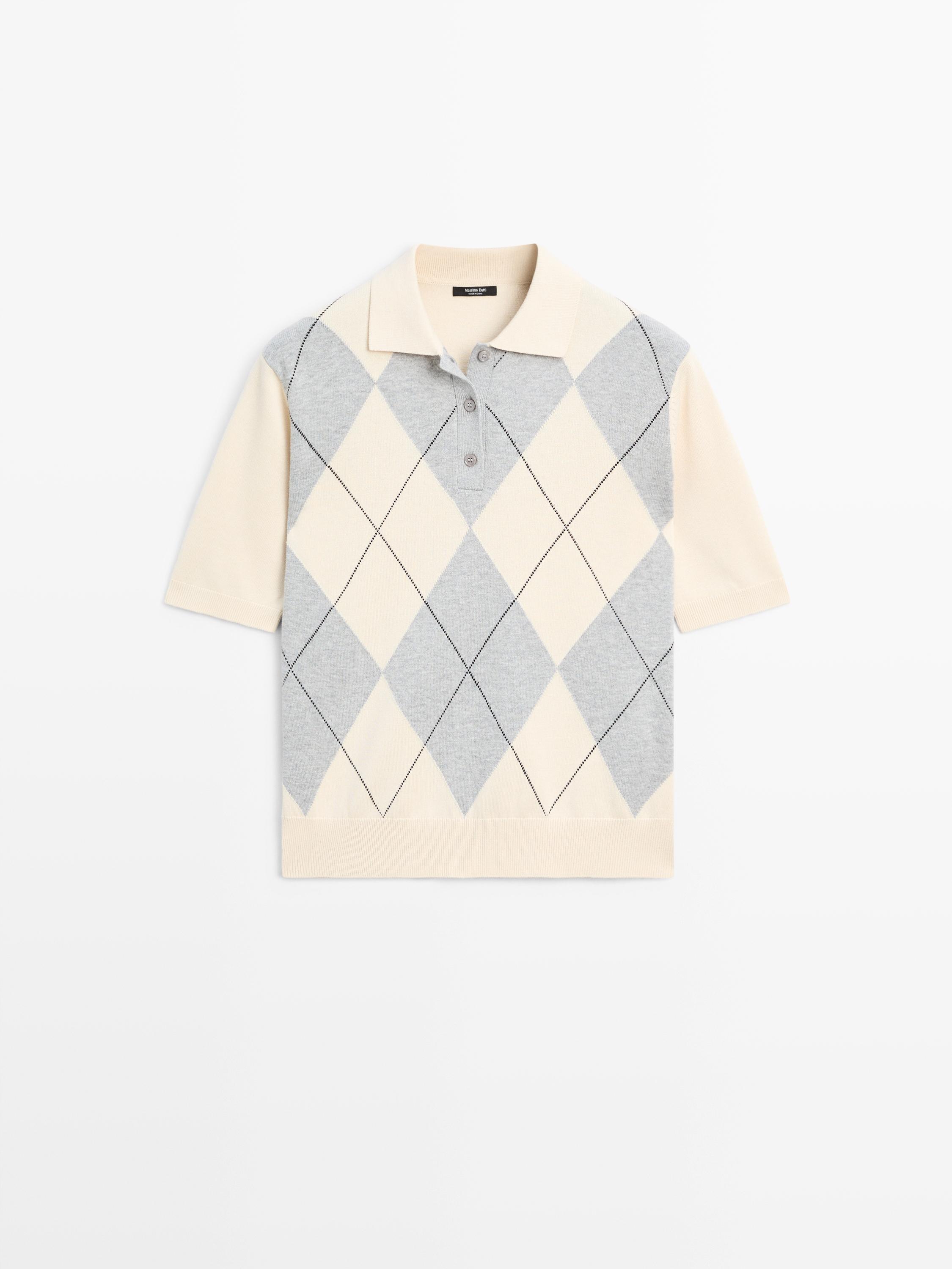 عرض أمامي لتيشيرت بولو بيج فاتح، بياقة كلاسيكية، أزرار أمامية وأكمام قصيرة، ومزين بمعينات باللونين الرمادي والبيج.