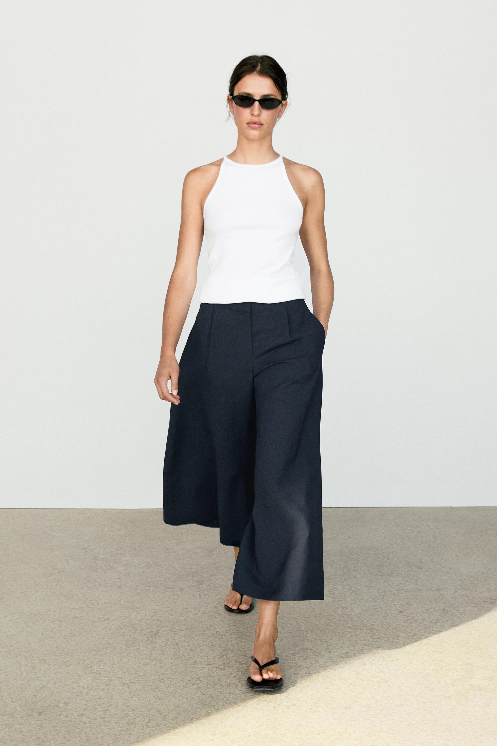 Flowing pleated wide-leg pants