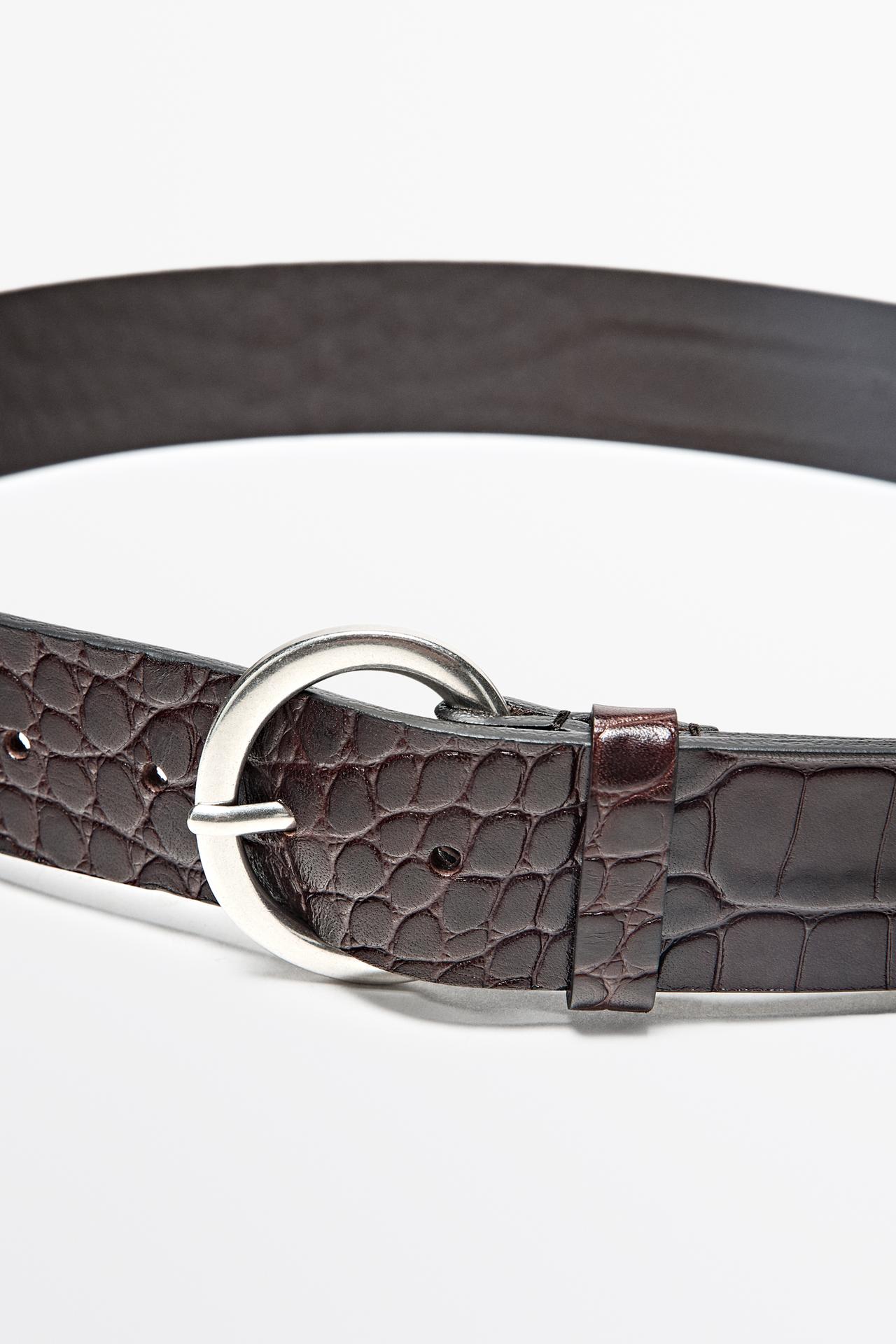 Crocodile-effect leather belt with round buckle — BROWN