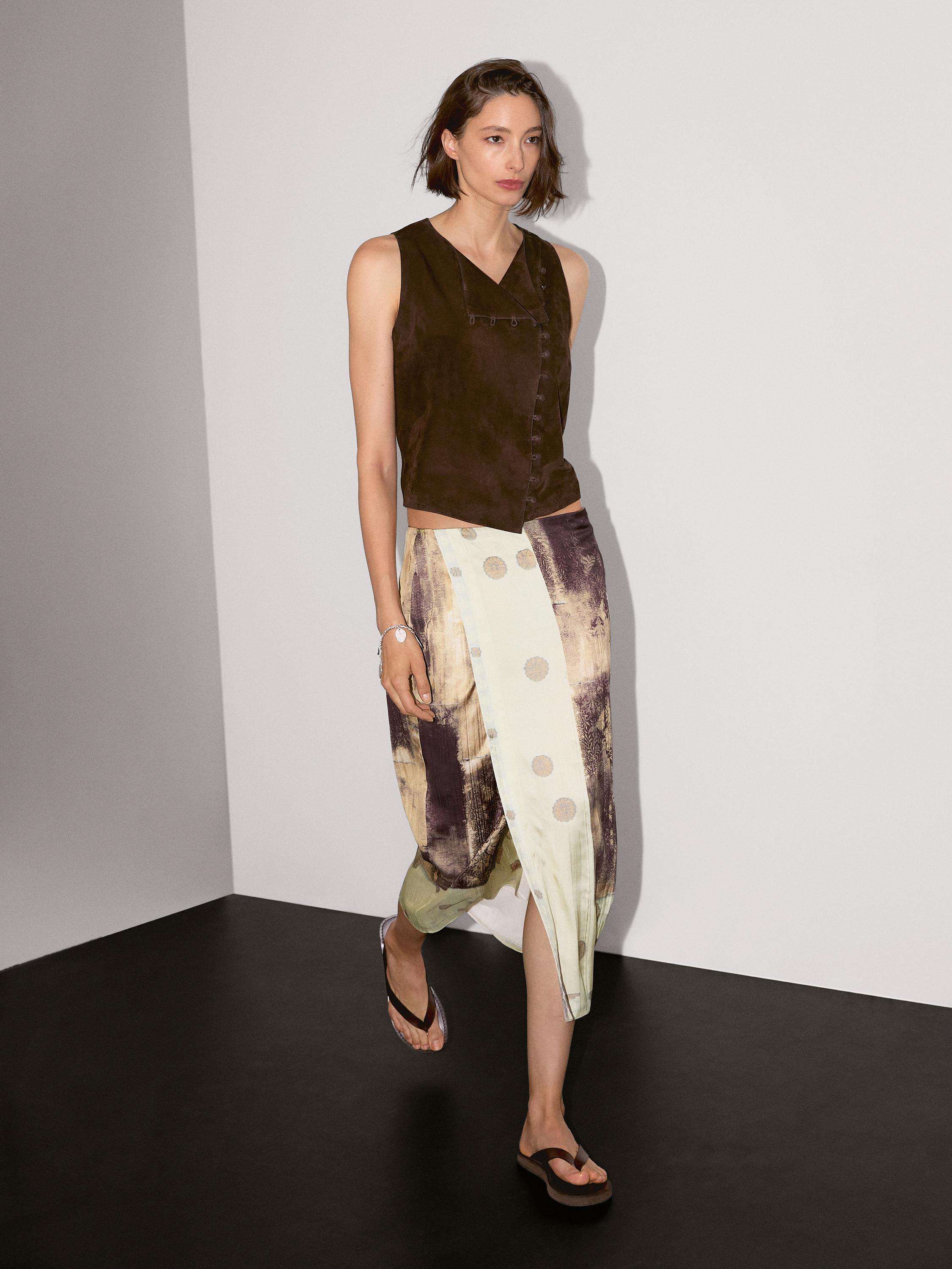 Short suede leather waistcoat with buttons