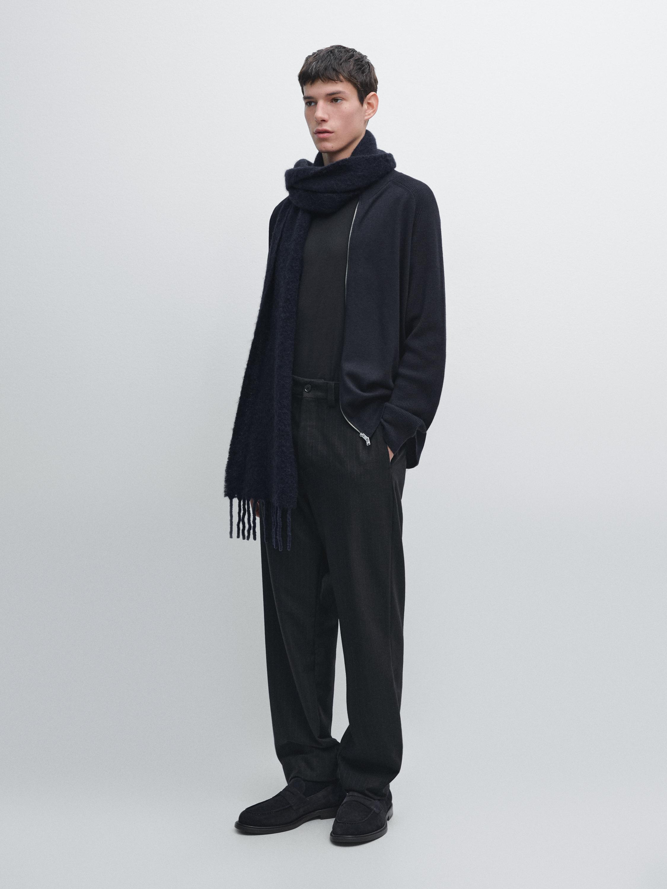 Фланелевые брюки с двумя полосами.