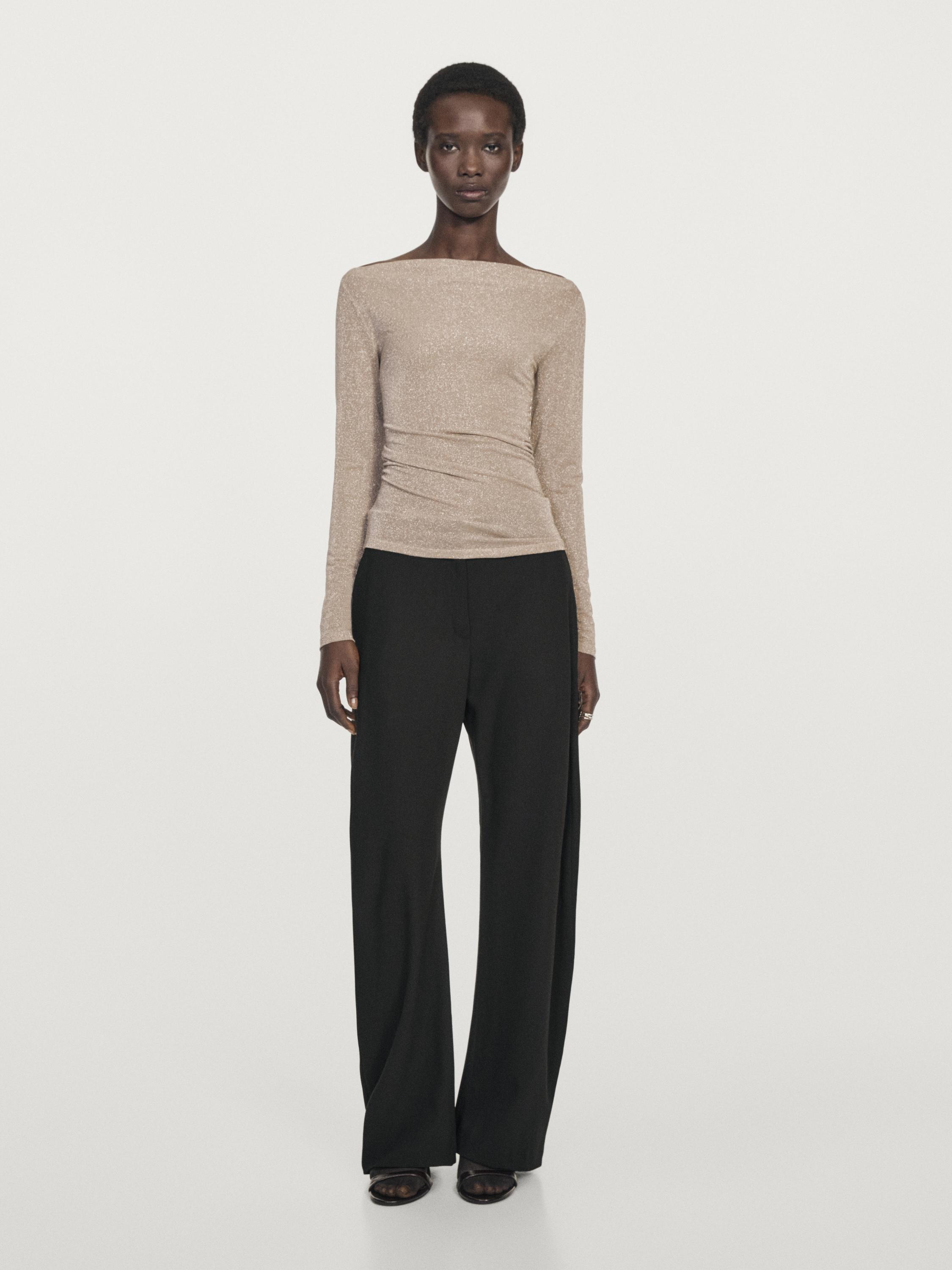 Bluzë me jakë "varkë" me finiturrë metalike