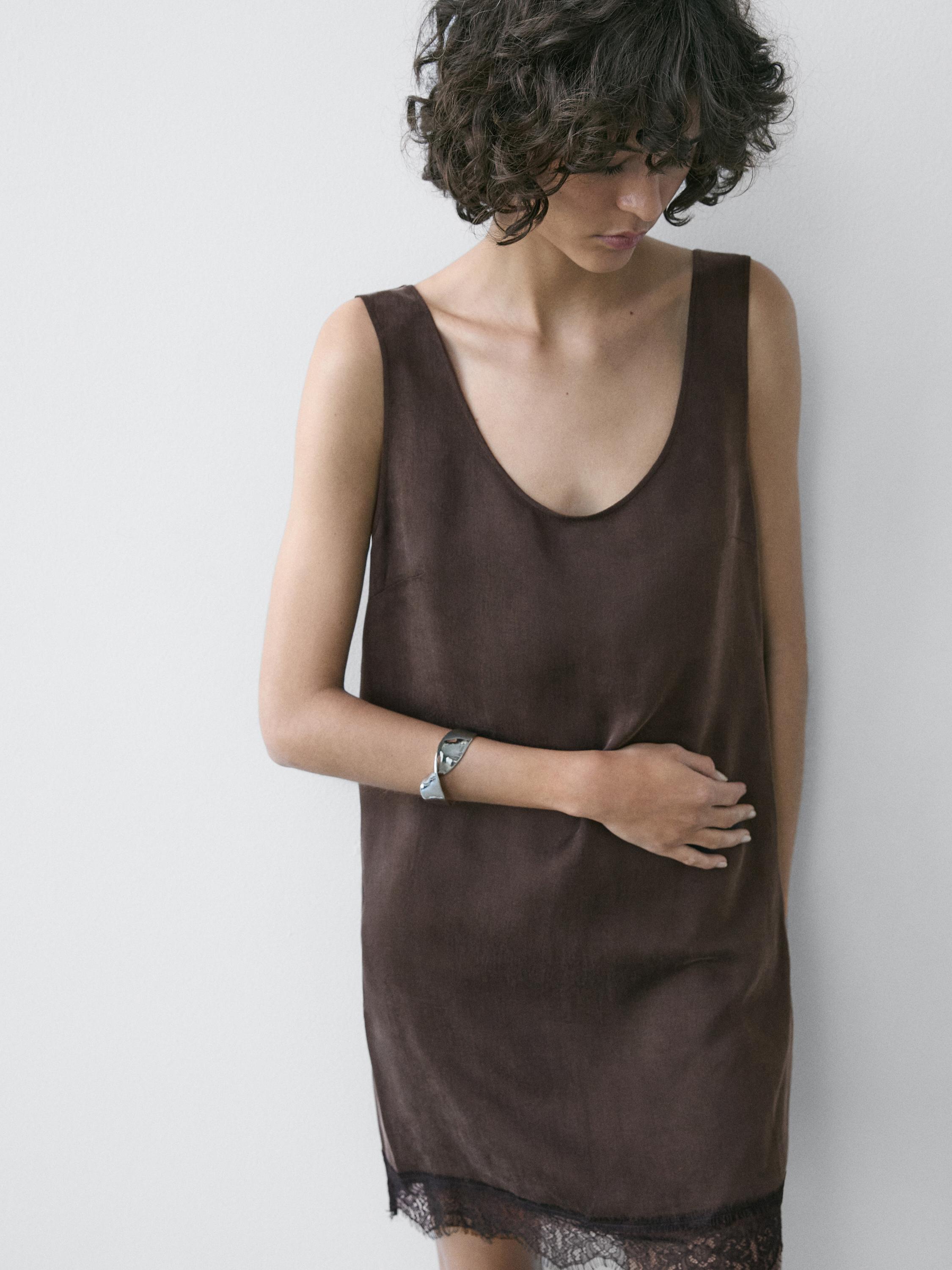 Short flowing dress with lace detail — Chocolate