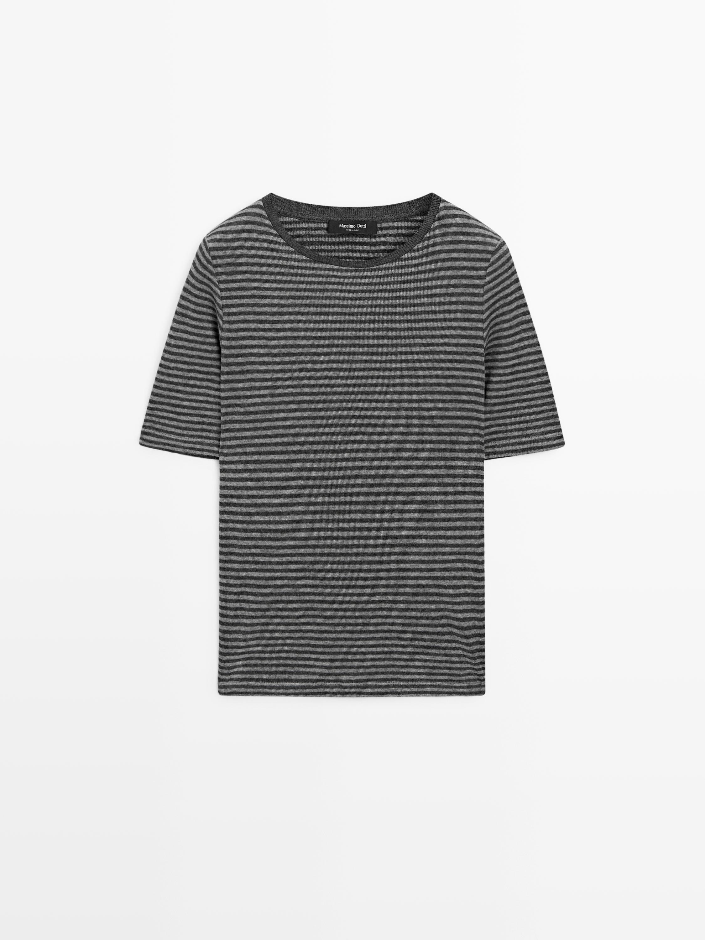 Vista frontal de camiseta gris de rayas horizontales, manga corta y cuello redondo.