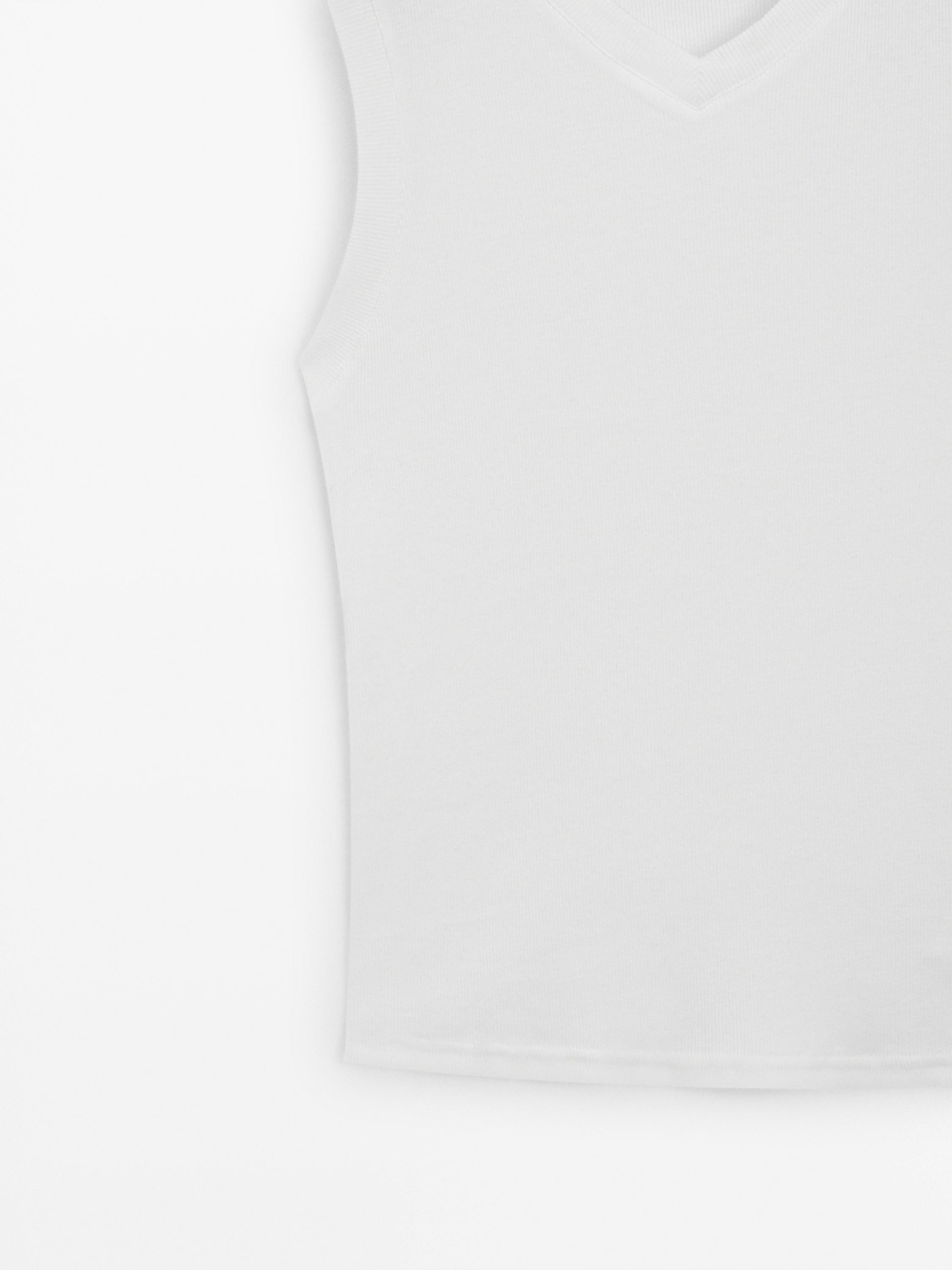 100% cotton V-neck T-shirt