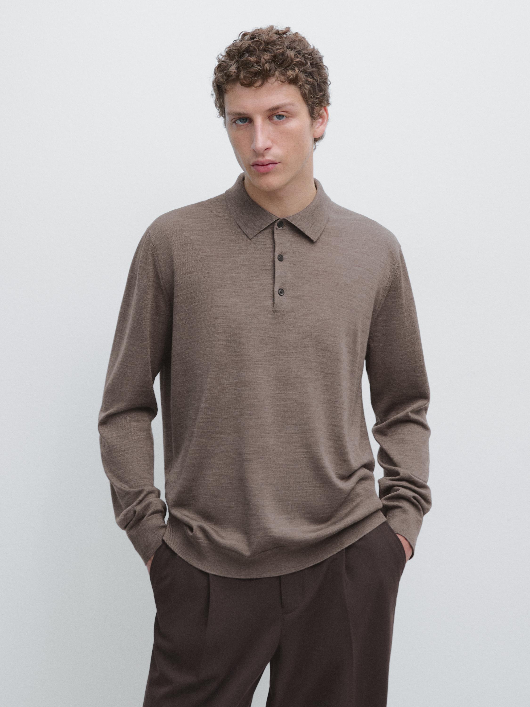 Kootud taupe-värvi polo-kaelusega kampsuni komplekt tumedate pükstega.