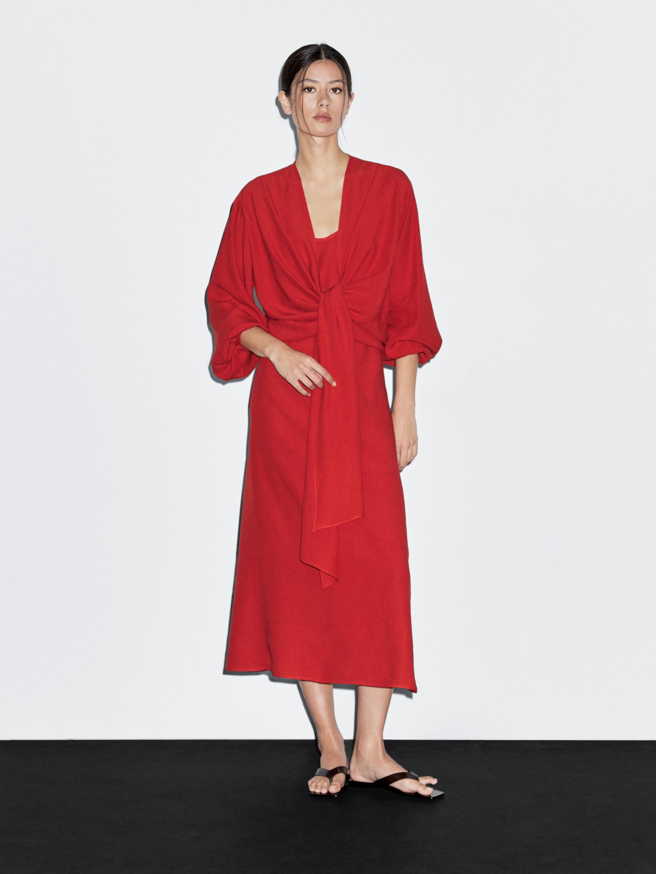 Gaun midi dengan garis leher bersimpul