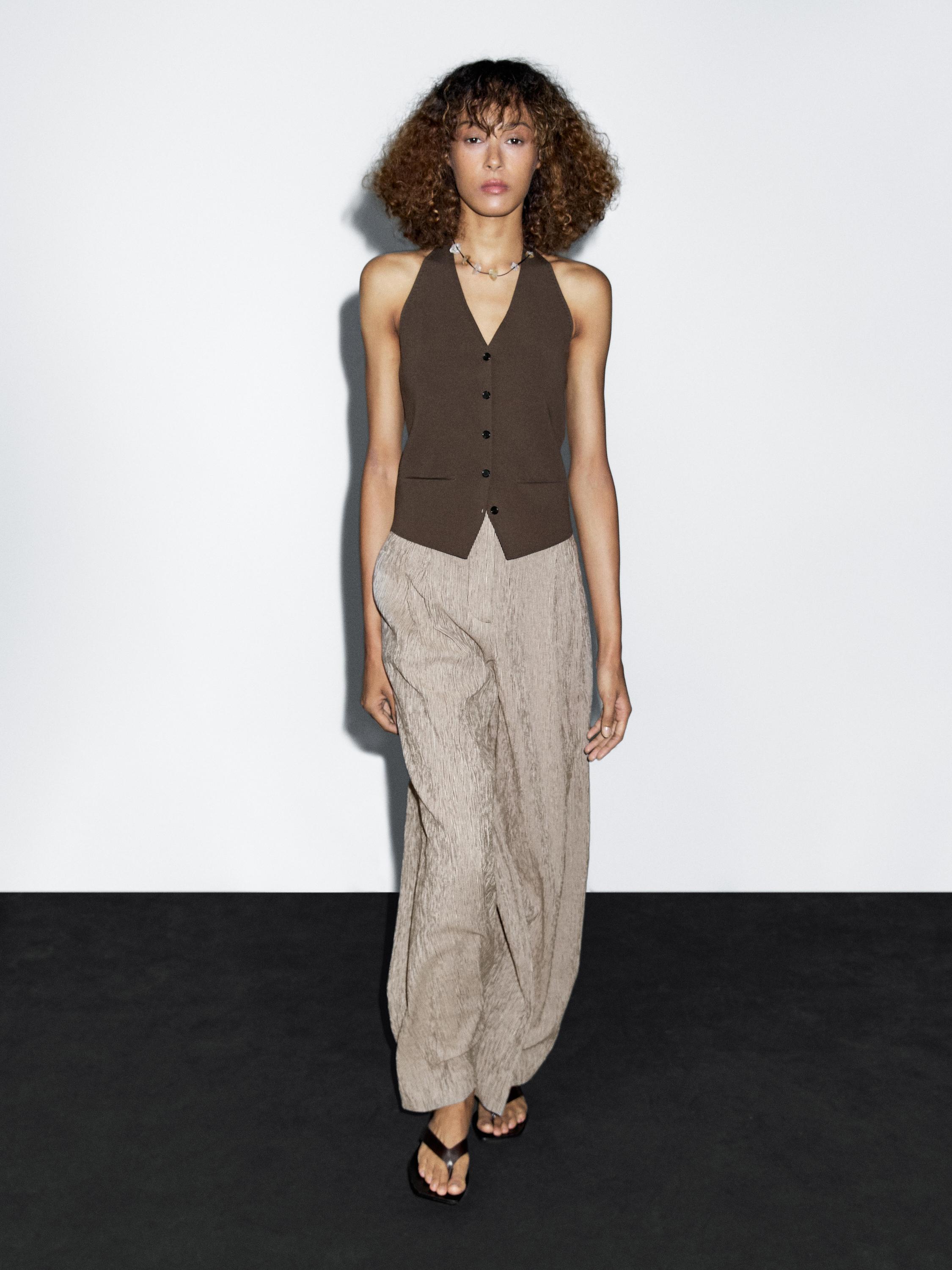 Teksturirane hlače s višestrukim prugama