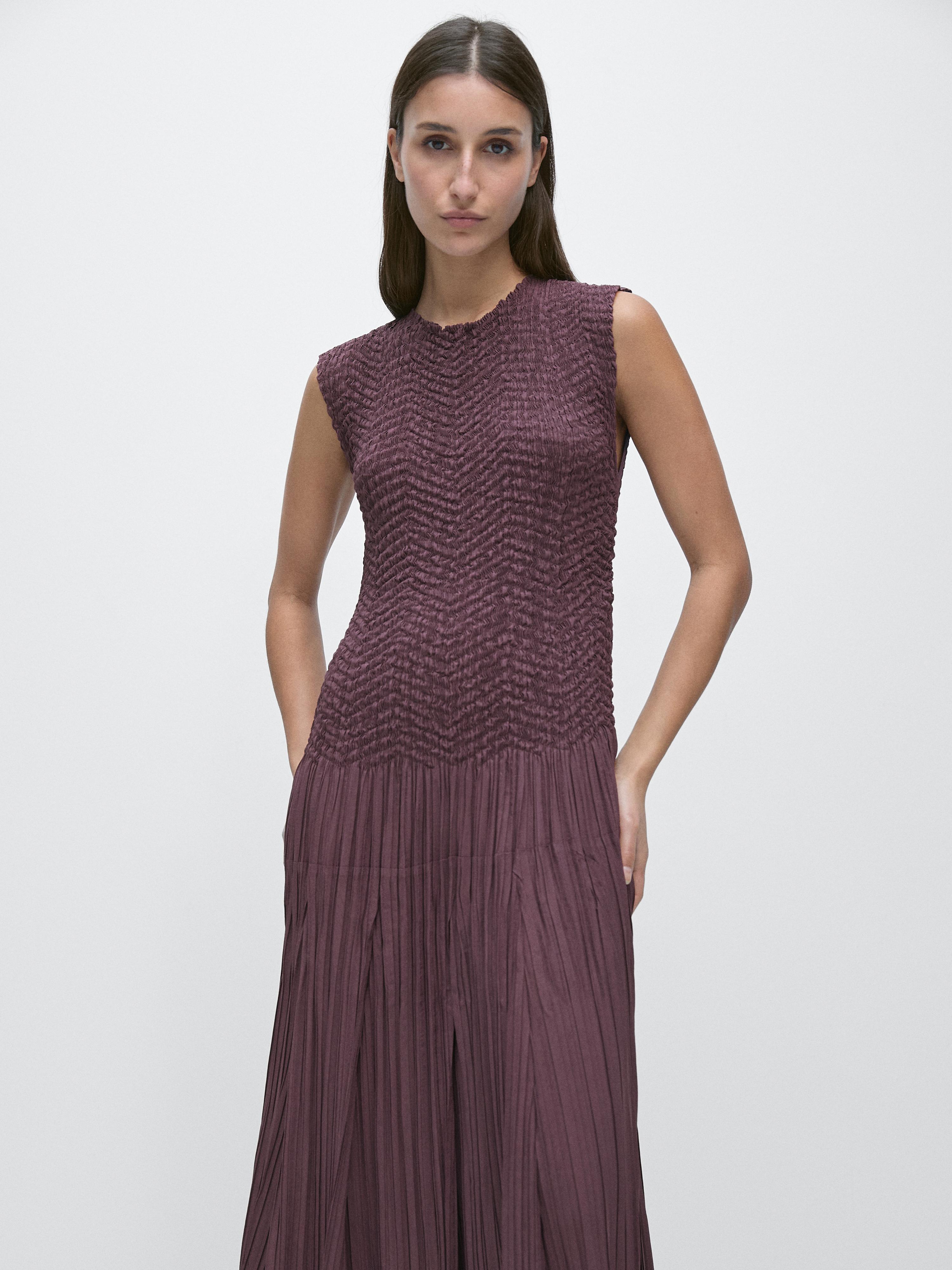 Sleeveless eggplant-colored long pleated dress set, with textured chest and side pockets.