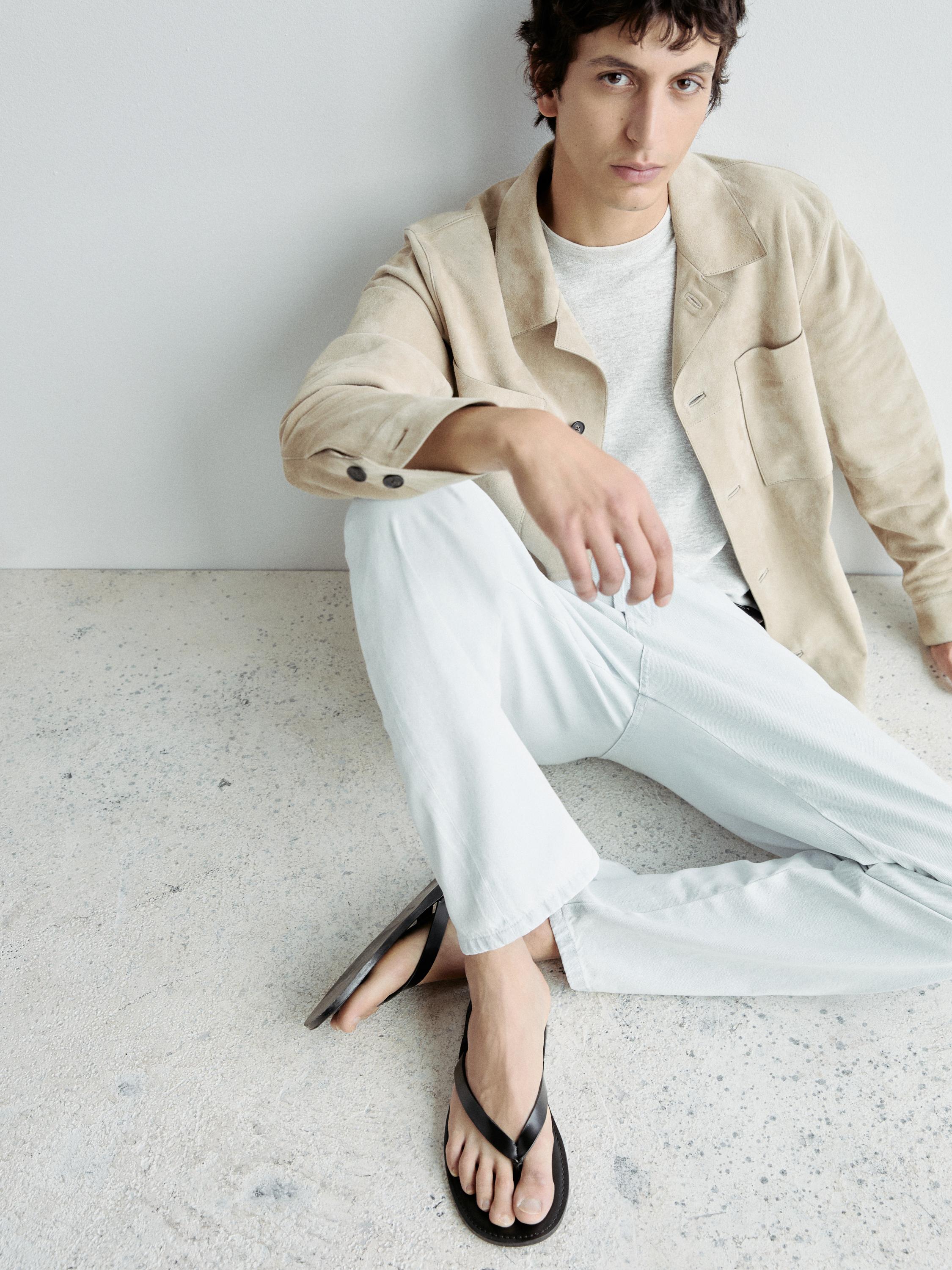 Leather sandals with toe divider