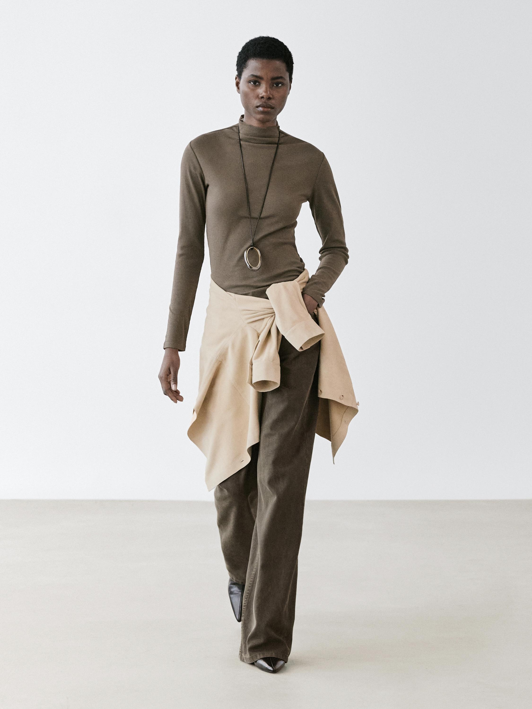 Set aus langärmeligem Mokka-Shirt, brauner Hose und beiger Jacke, die um die Taille gebunden ist.