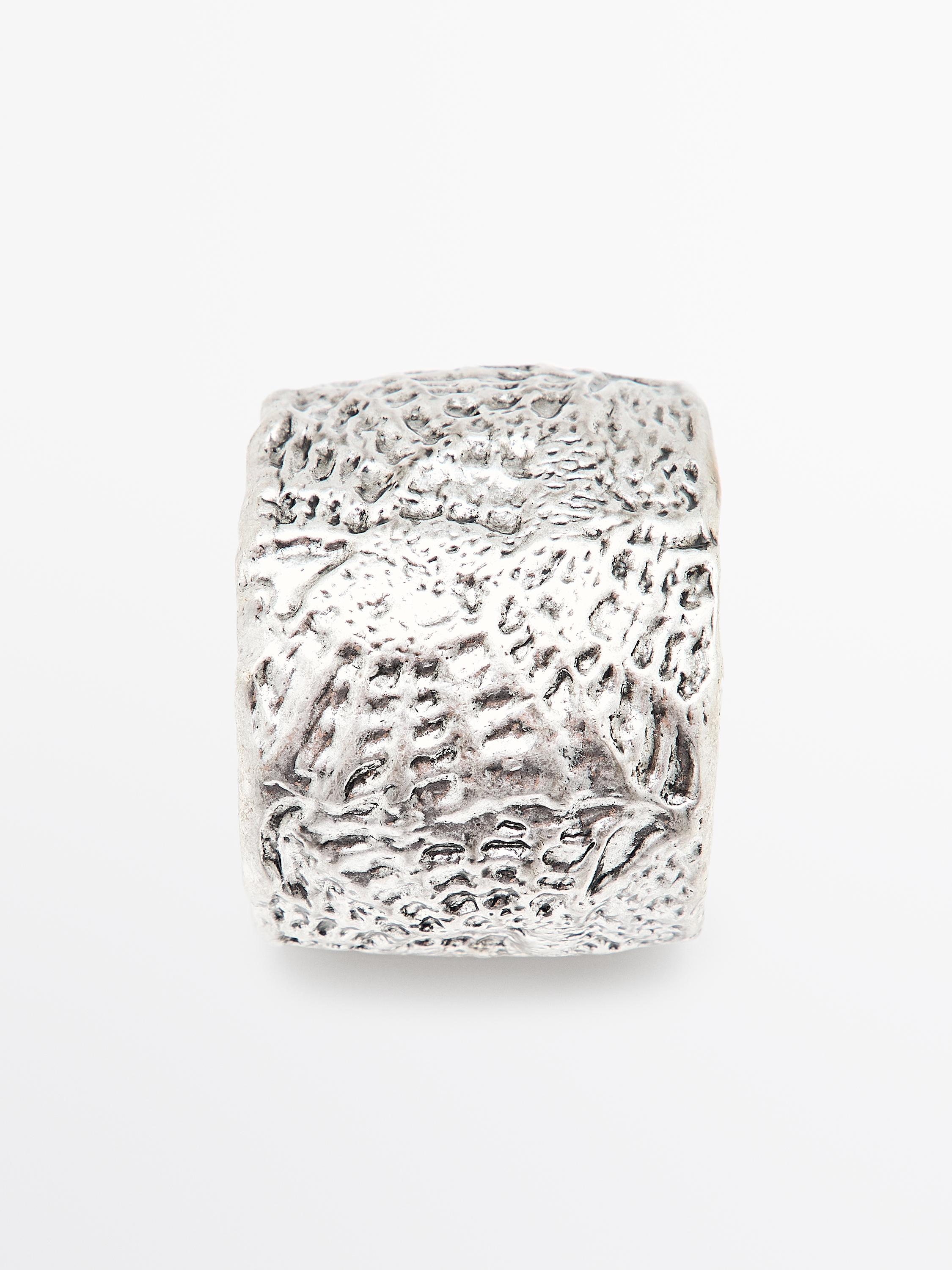 Brazalete metálico con textura