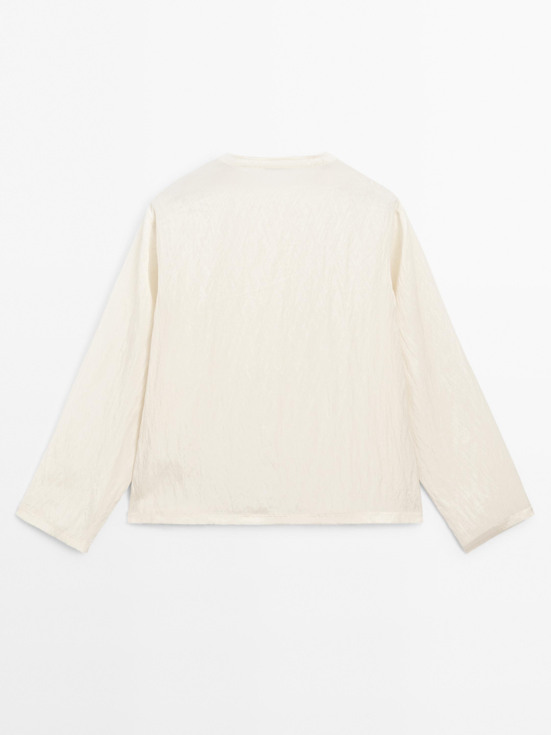 Flowing shirt with button detail on the chest