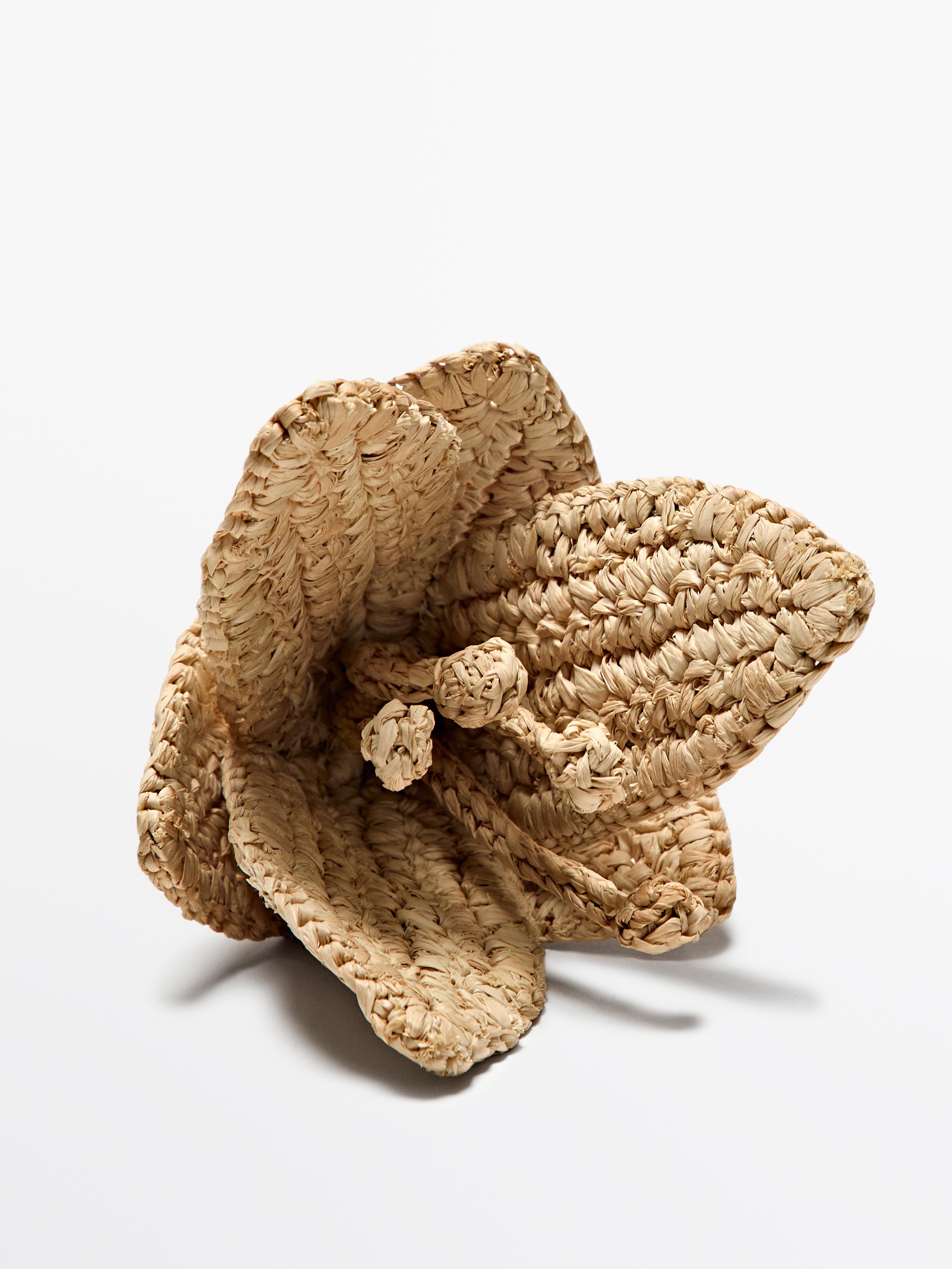 Privjesak u obliku cvijeta od rafije