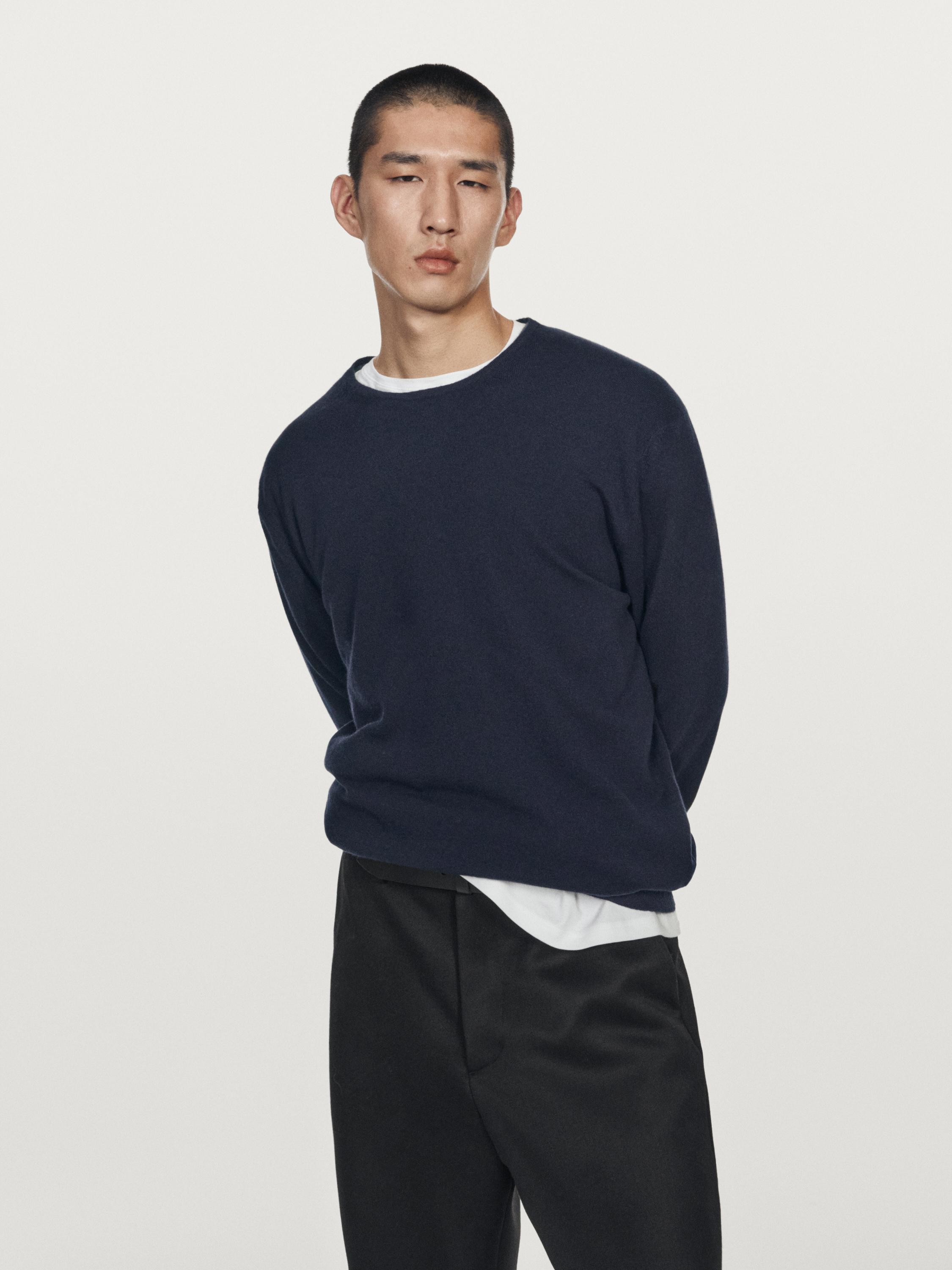 Stickad tröja i 100 % kashmir med rund krage - LIMITED