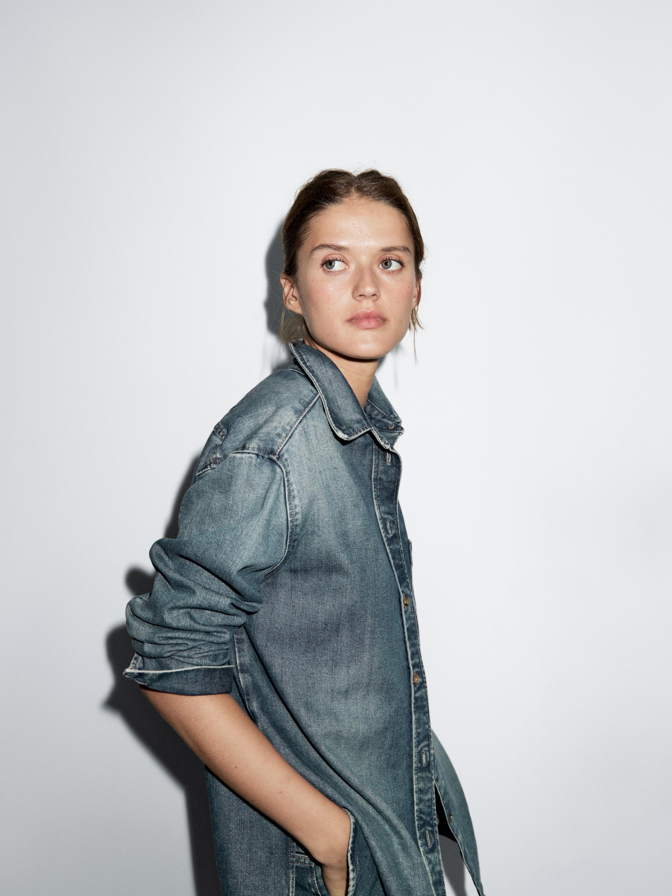 Laisvai krintantys džinsiniai marškiniai su kišenėmis