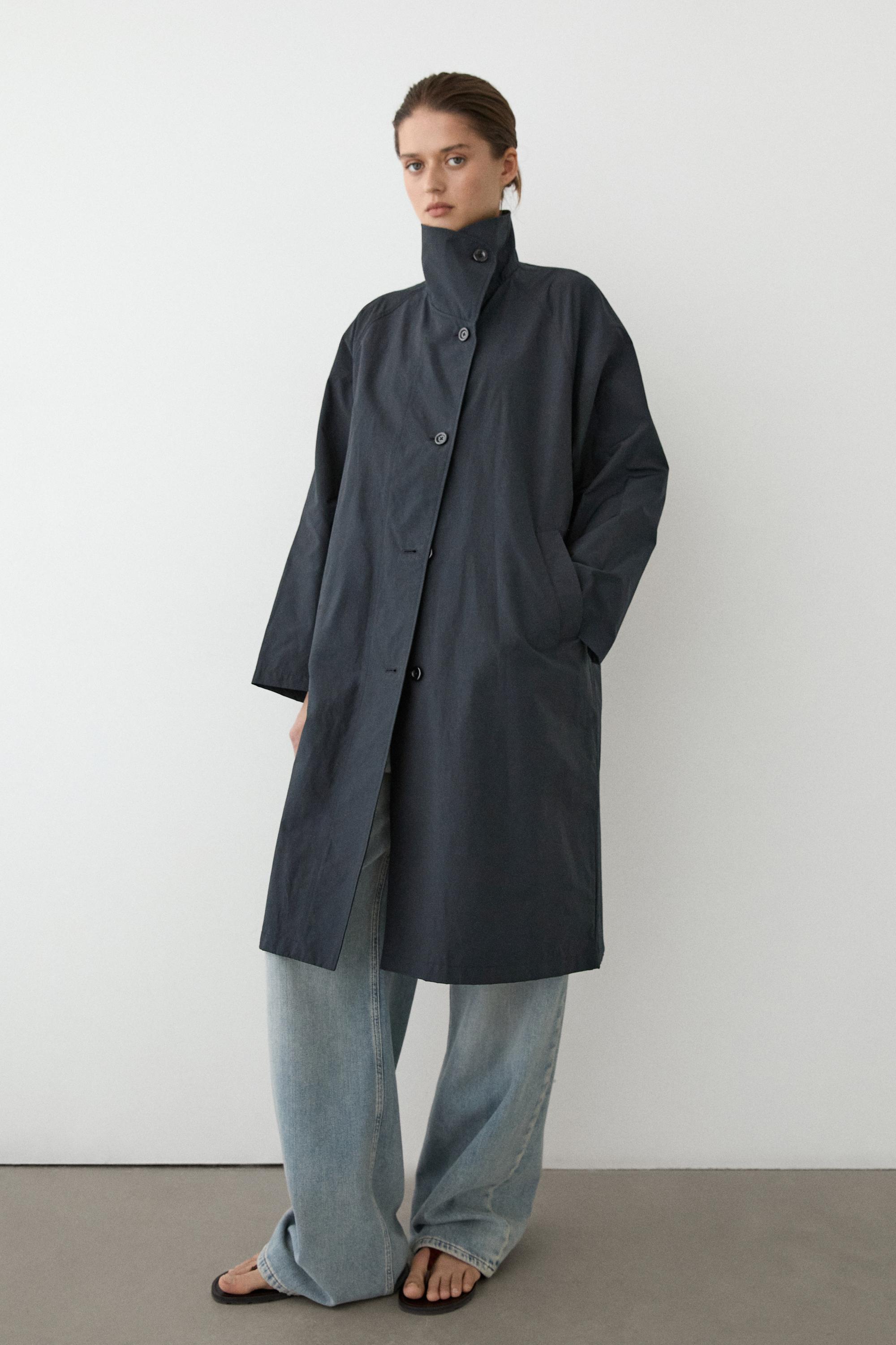 Trenčkot iz tehničnega blaga z visokim ovratnikom