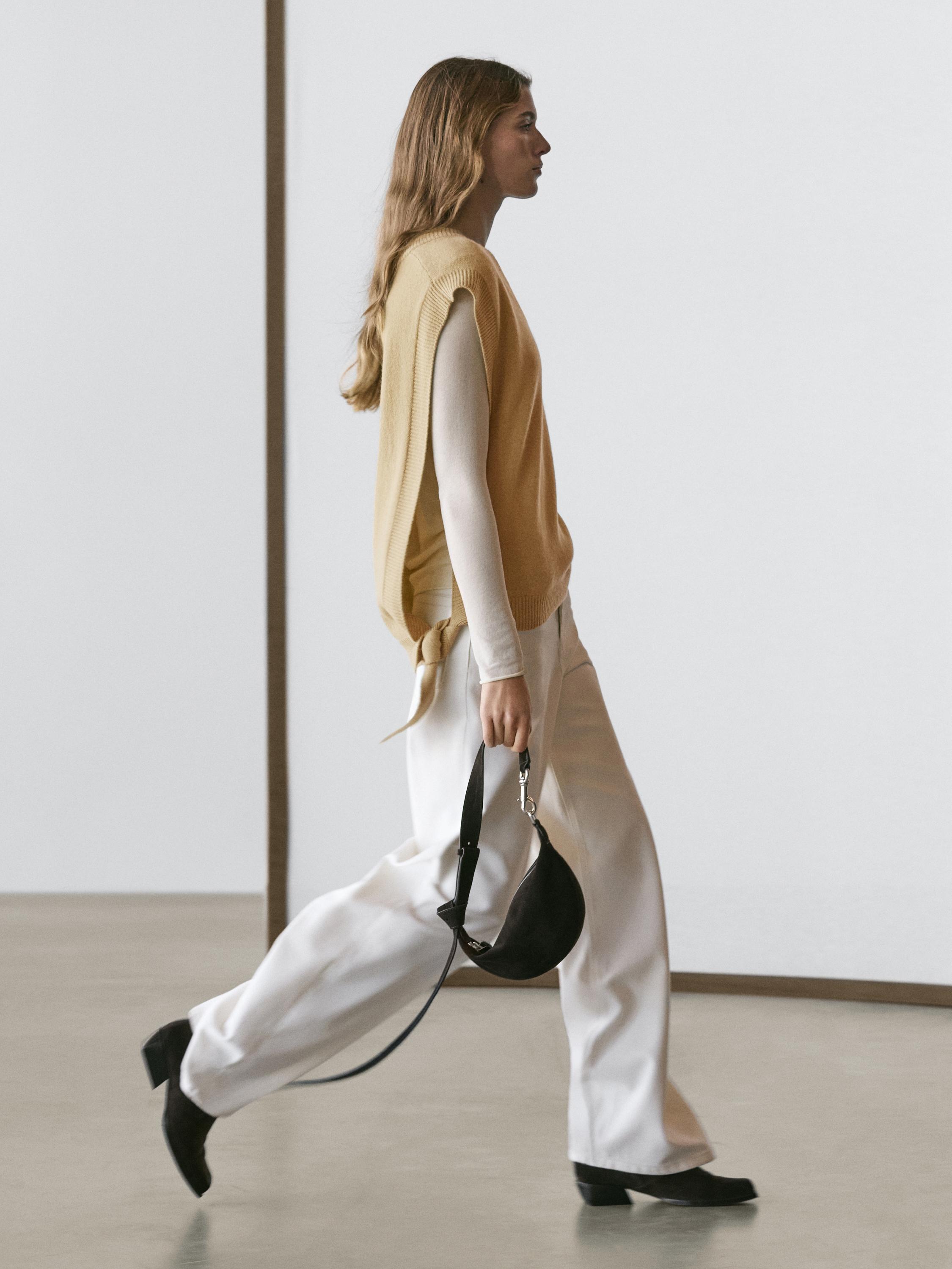 صديري  بفتحة صدر على شكل V وتفاصيل بأربطة