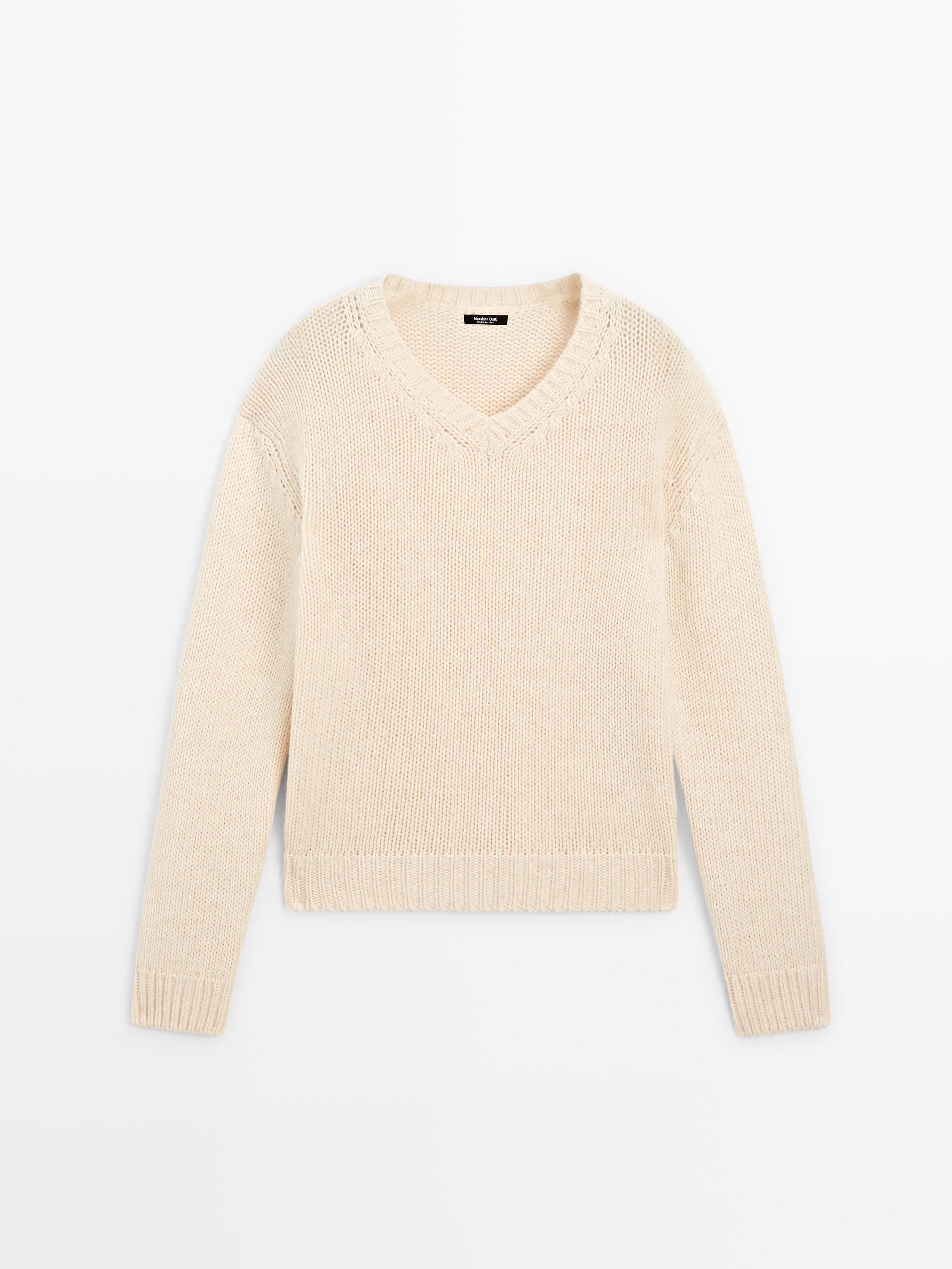 Dzianinowy sweter ze 100% wełny z dekoltem w serek