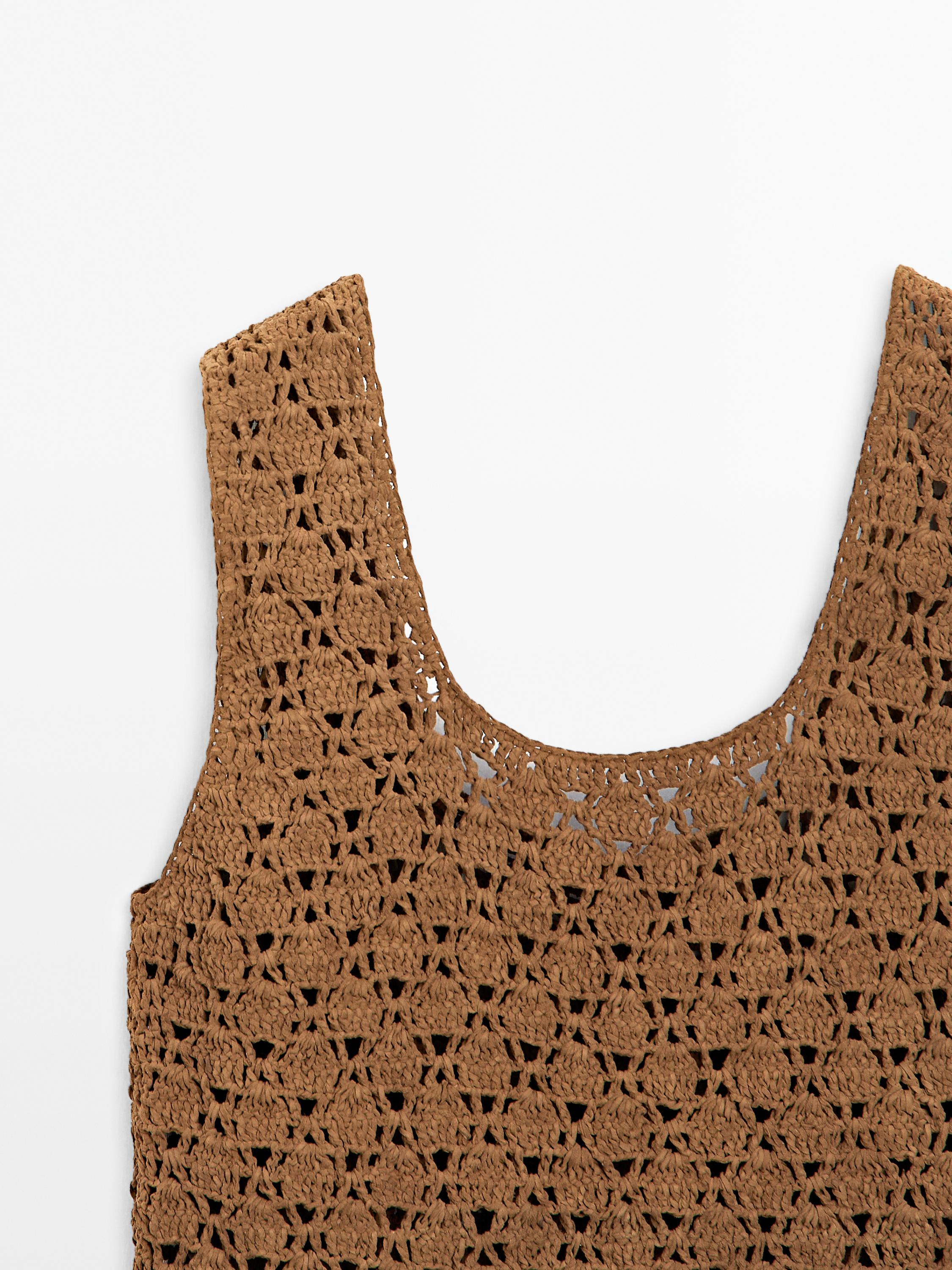 Top ze semišové kůže s háčkováním