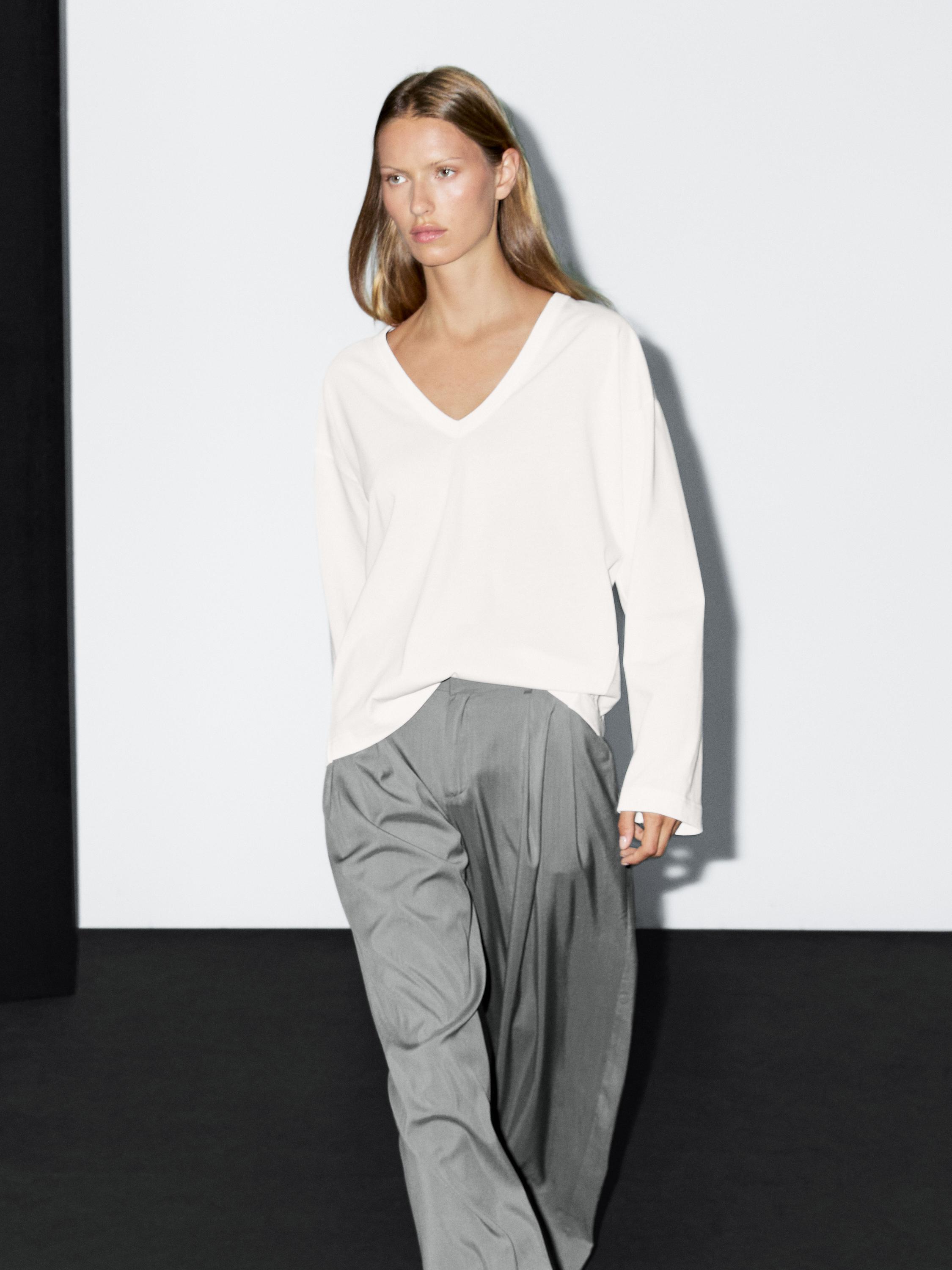 Predimenzionirana majica s V-izrezom