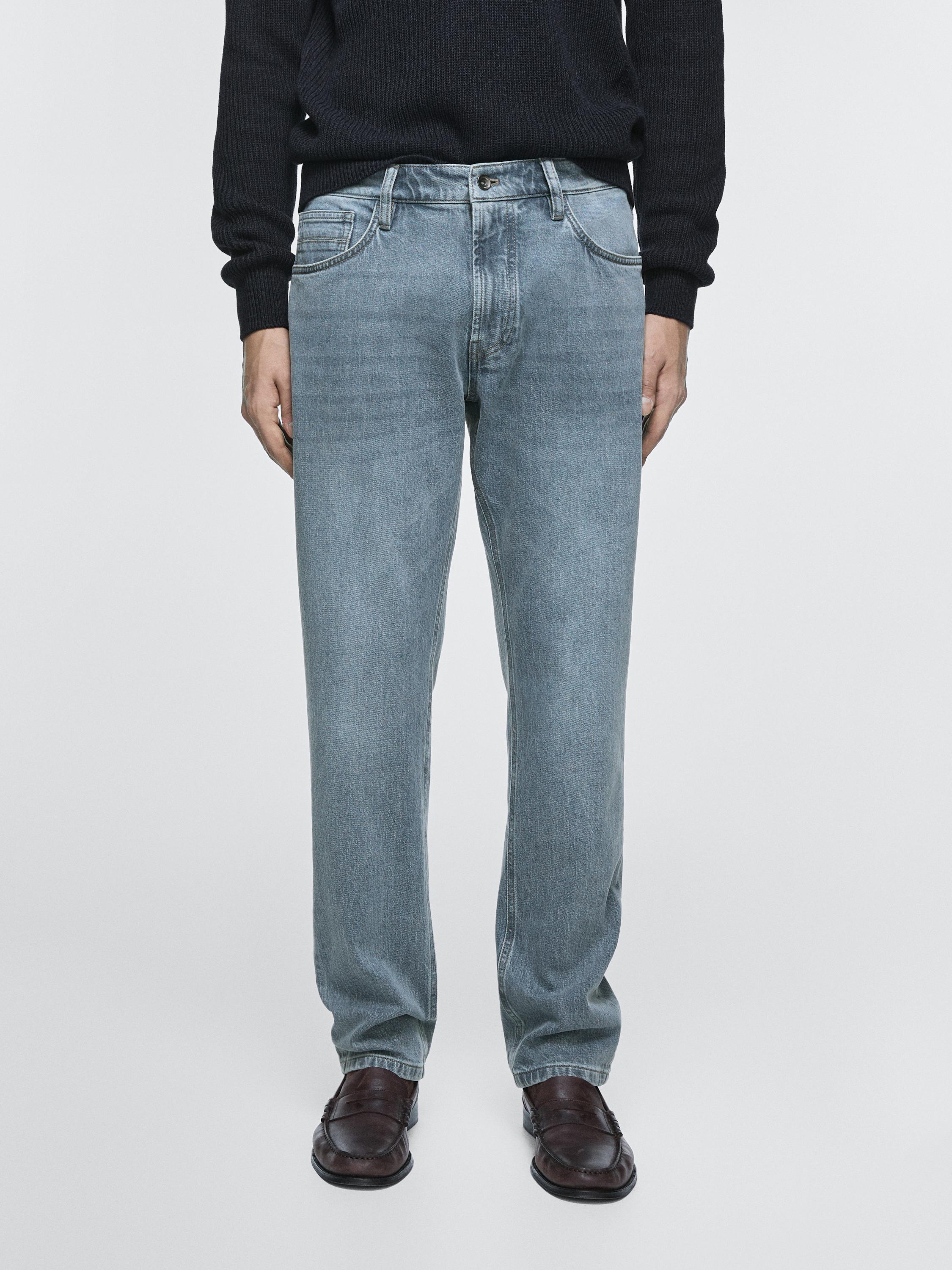 Conjunto de jeans índigo de corte tapered fit con bolsillos delanteros y traseros visibles.