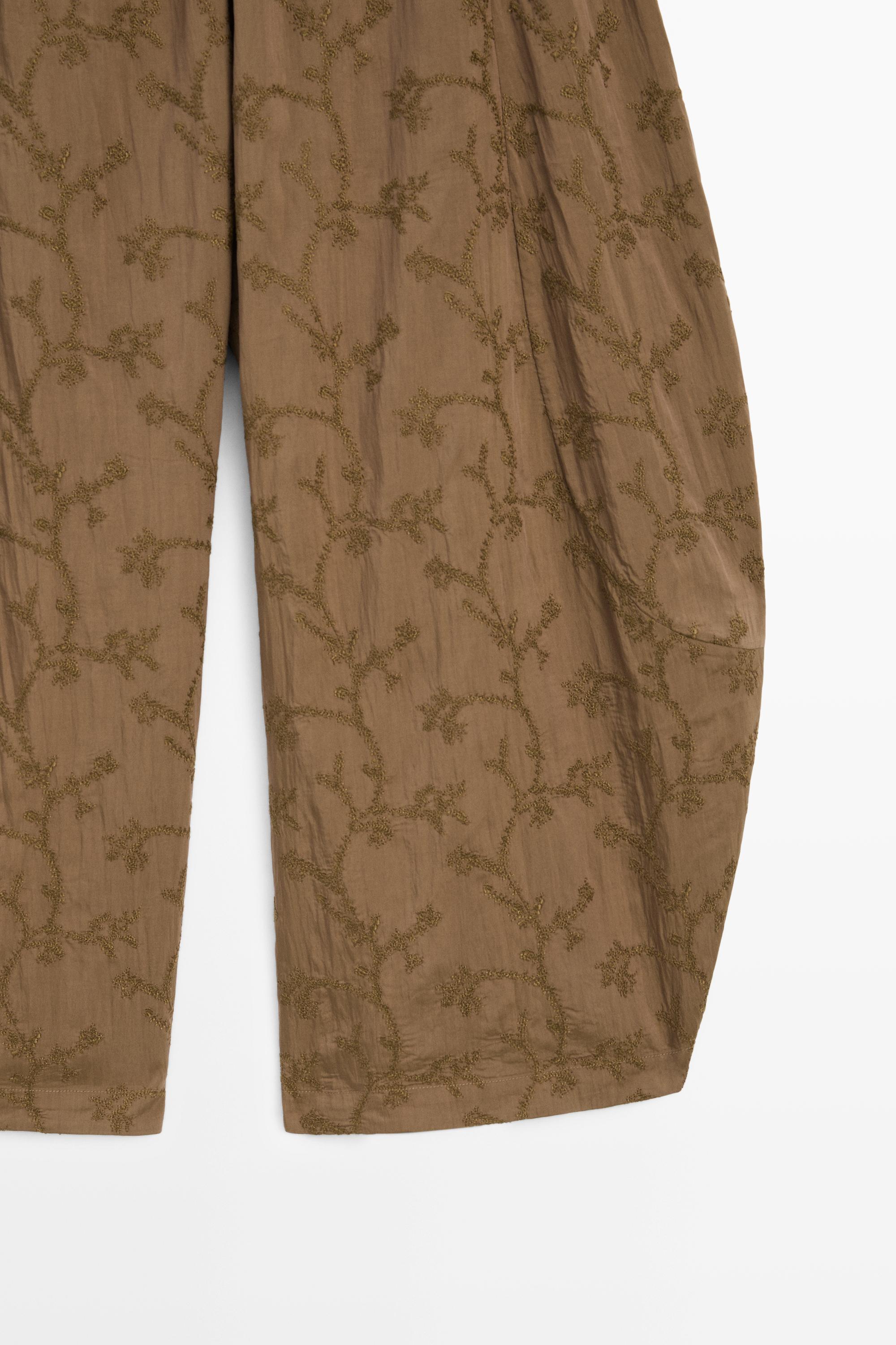 Trousers with embroidered detail and elastic waistband — KHAKI