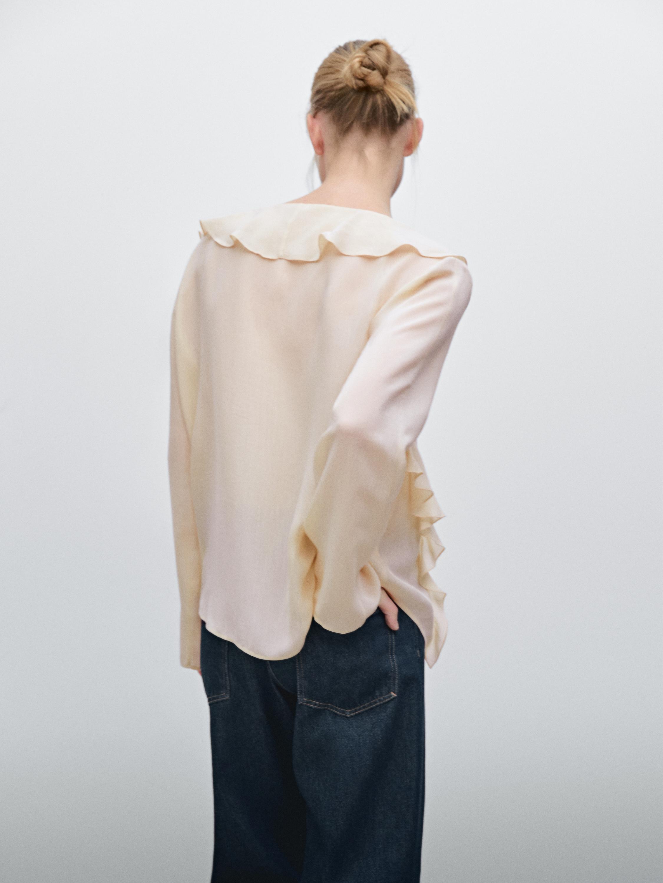 Ruffled blouse with asymmetric hem