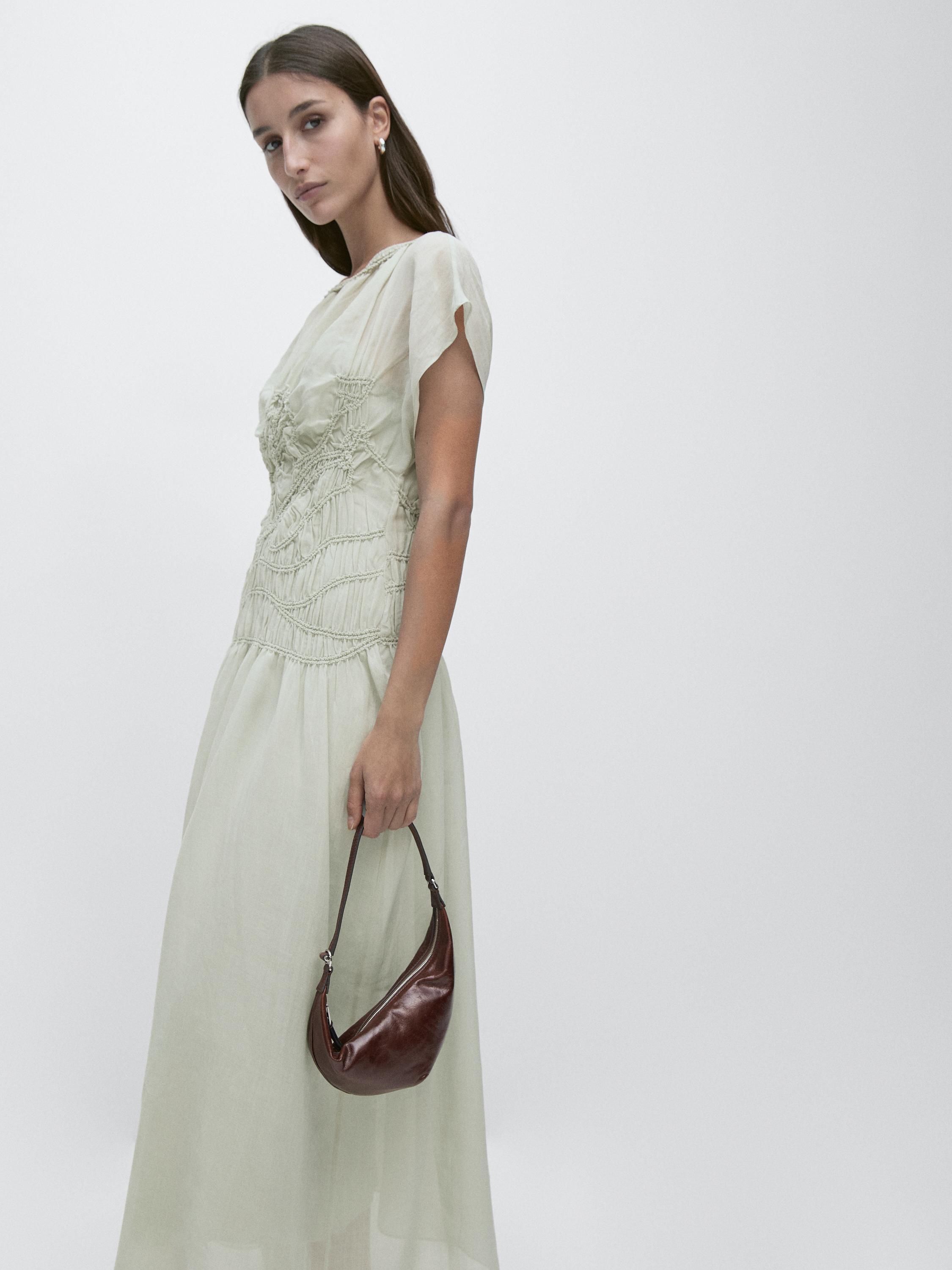 Mint long dress set with embroidered detail on the chest and short sleeves, accompanied by a brown bag.