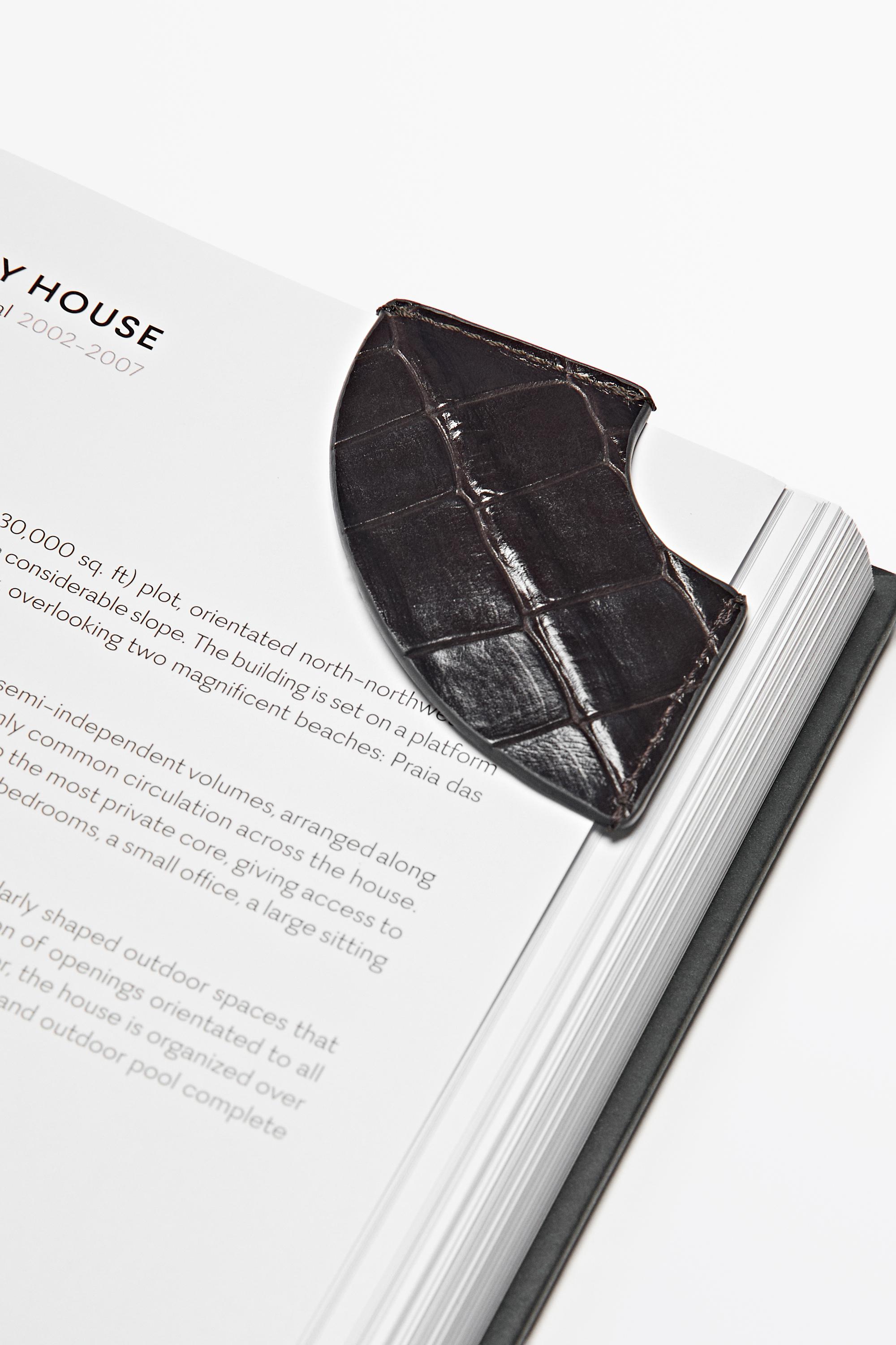 Textured leather bookmark — Chocolate