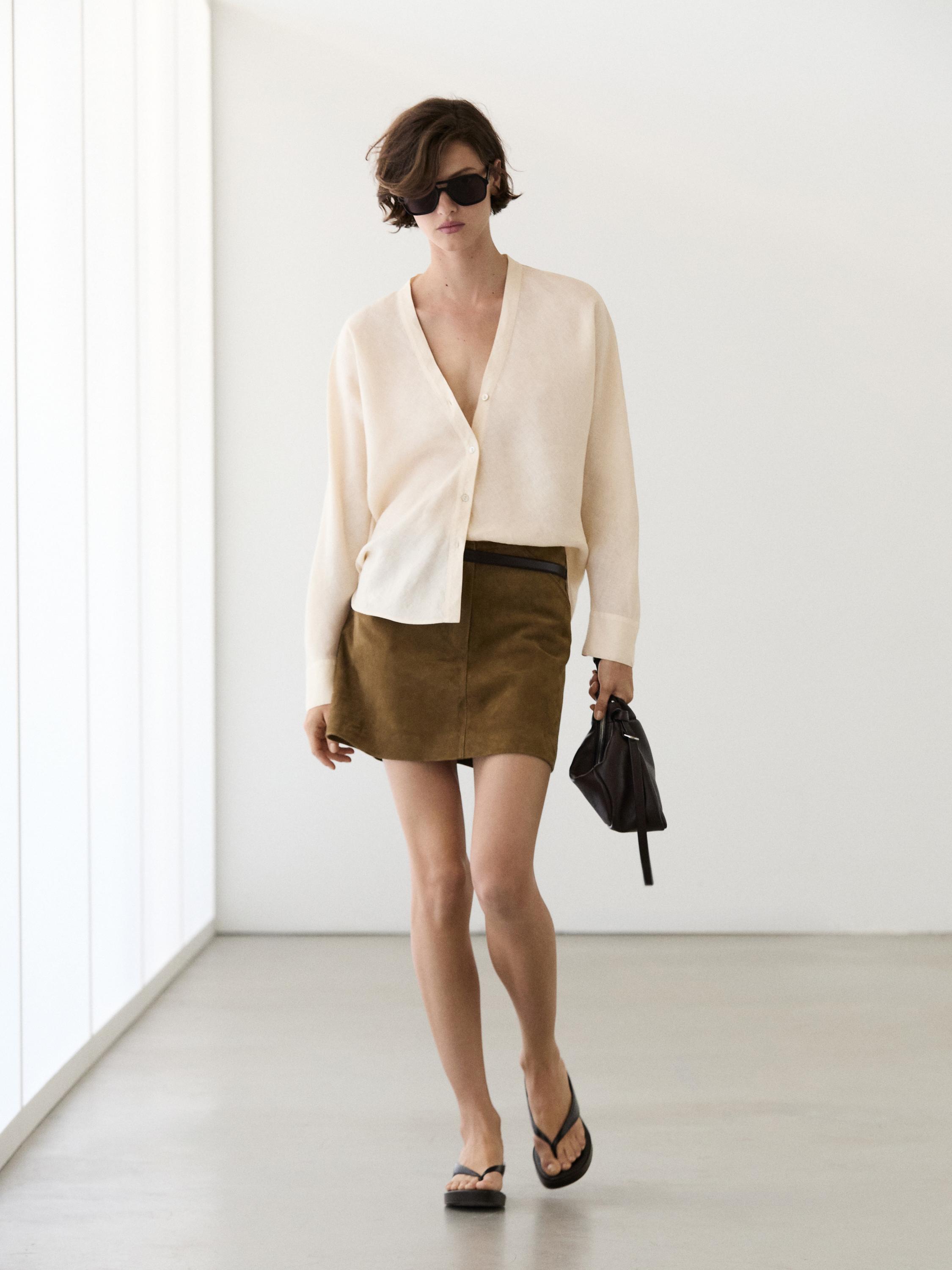 Lightweight 100% linen V-neck shirt