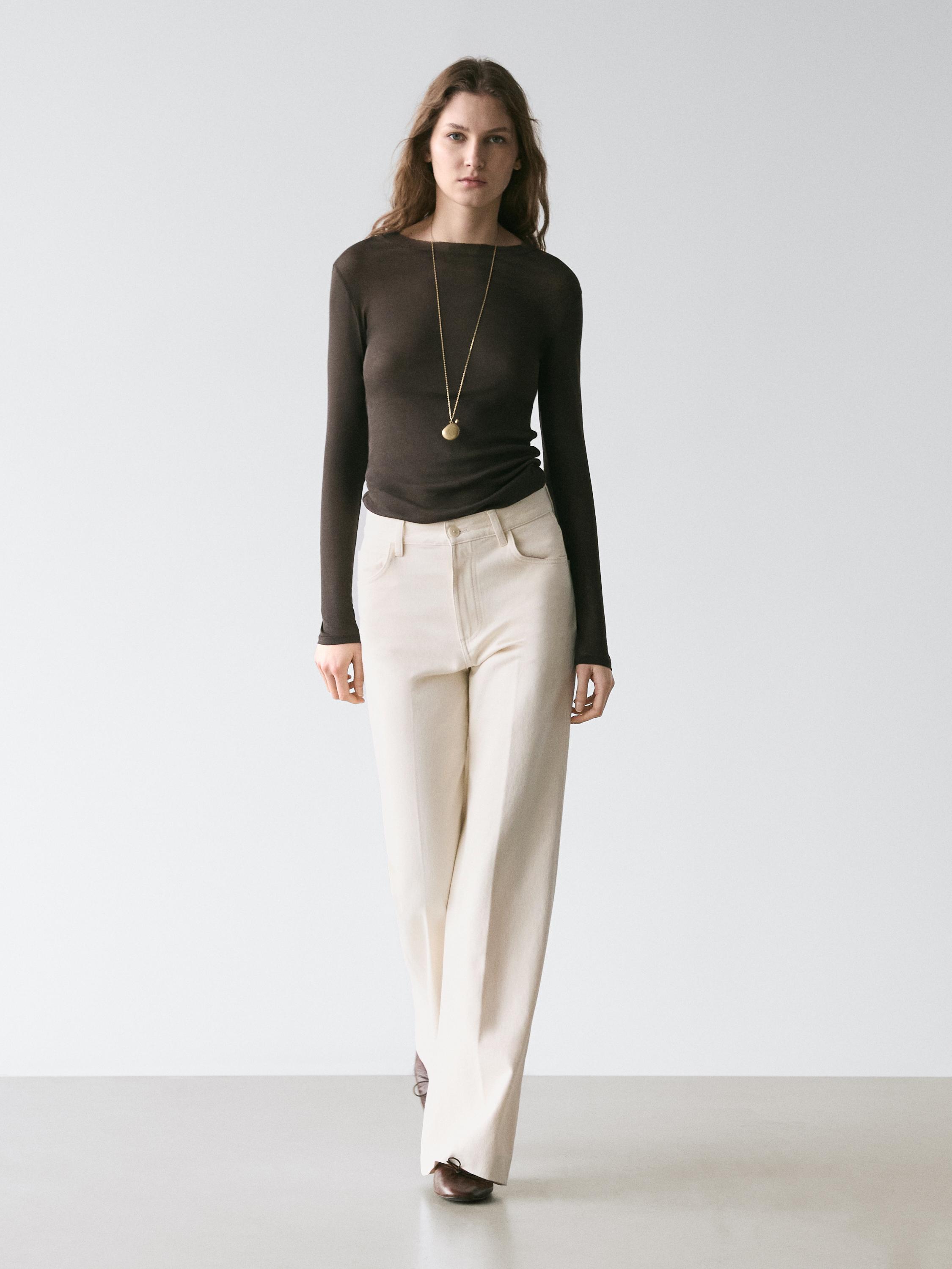 Set aus braunem Langarm-Jersey und ecrufarbenen High-Waist-Palazzo-Jeans mit Seitentaschen.