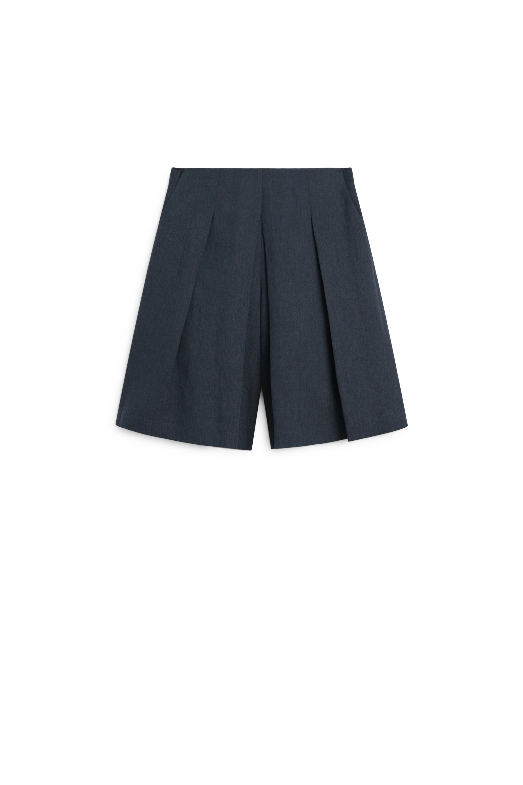 Linen blend Bermuda shorts with pleats — BLUE