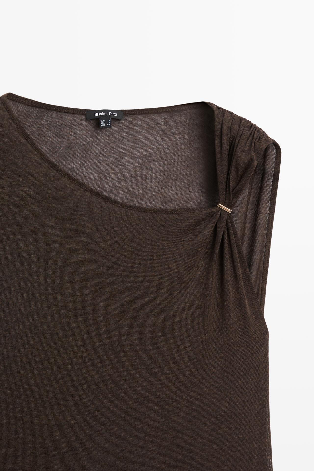 Asymmetric drop sleeve fluid top — BROWN MARL