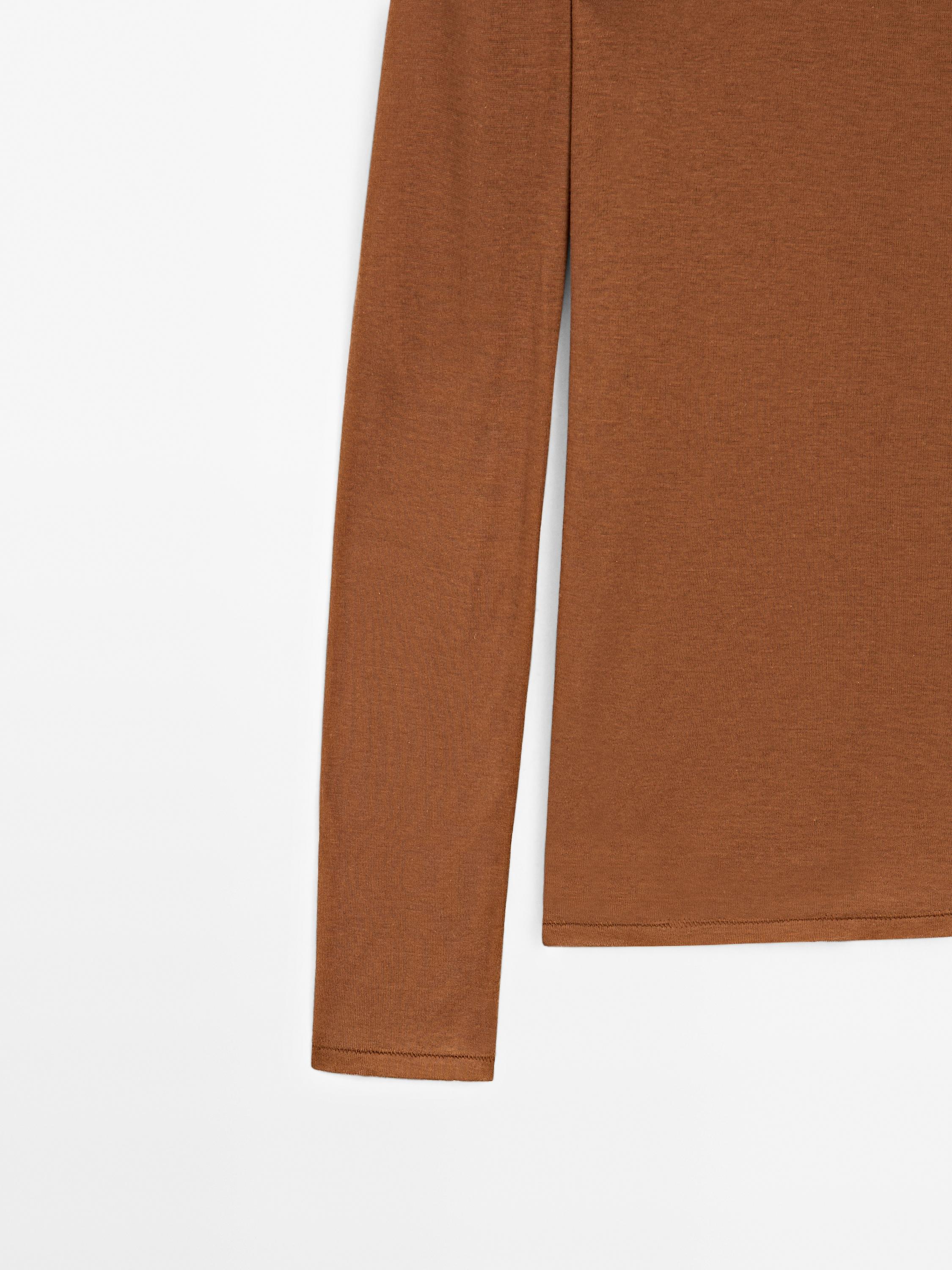 Lightweight t-shirt with collar detail