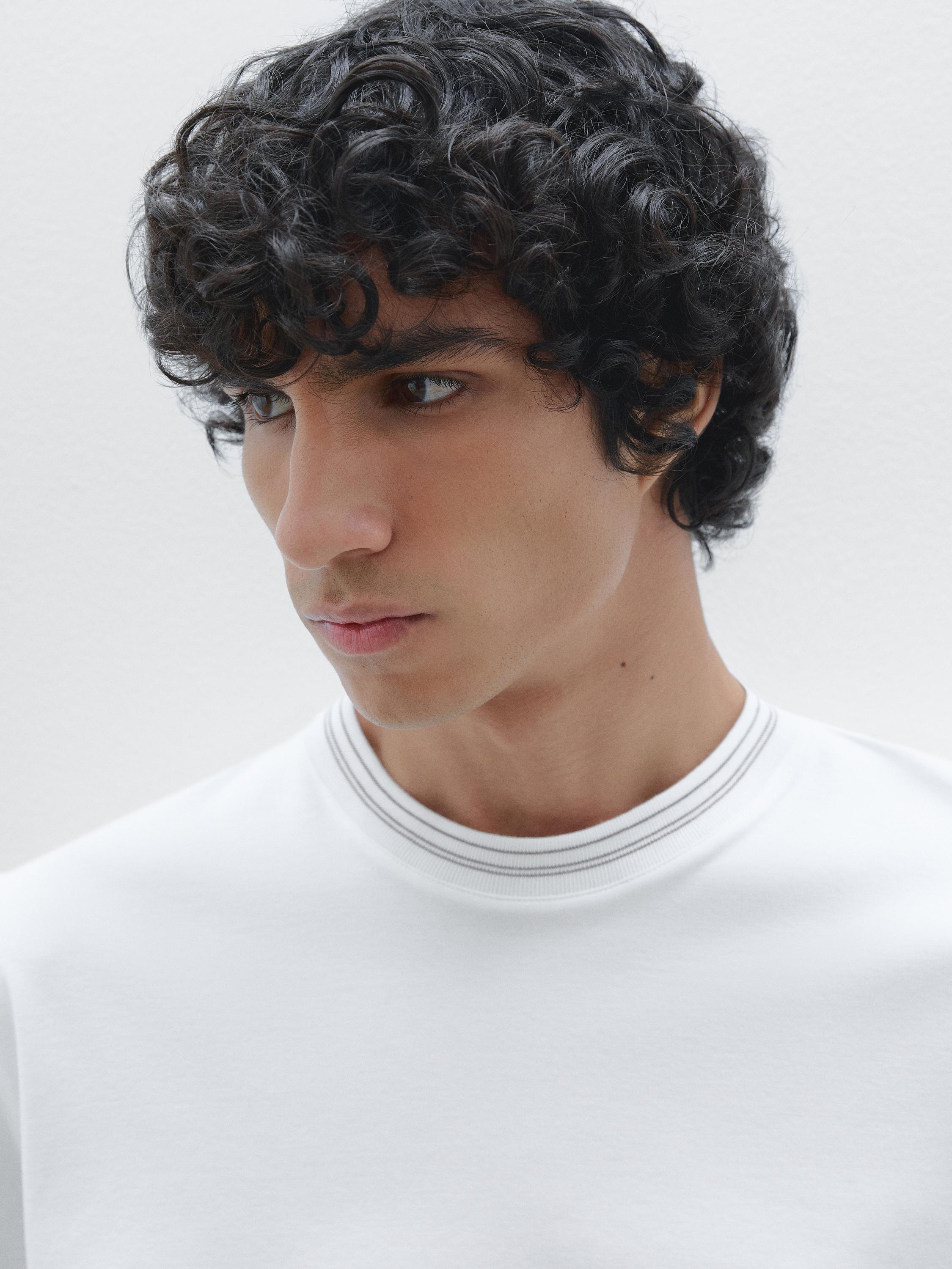 100% cotton T-shirt with neckline detail